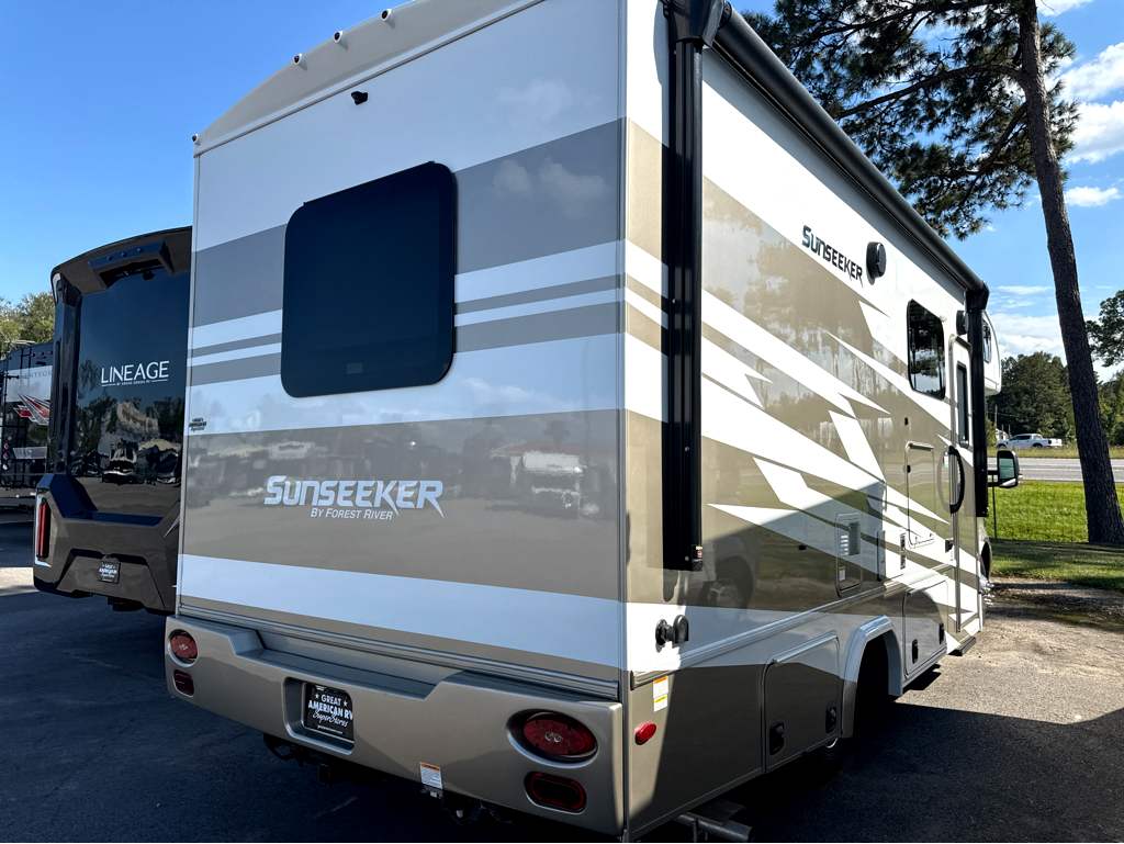 2025 FOREST RIVER SUNSEEKER 2400T - Image 4
