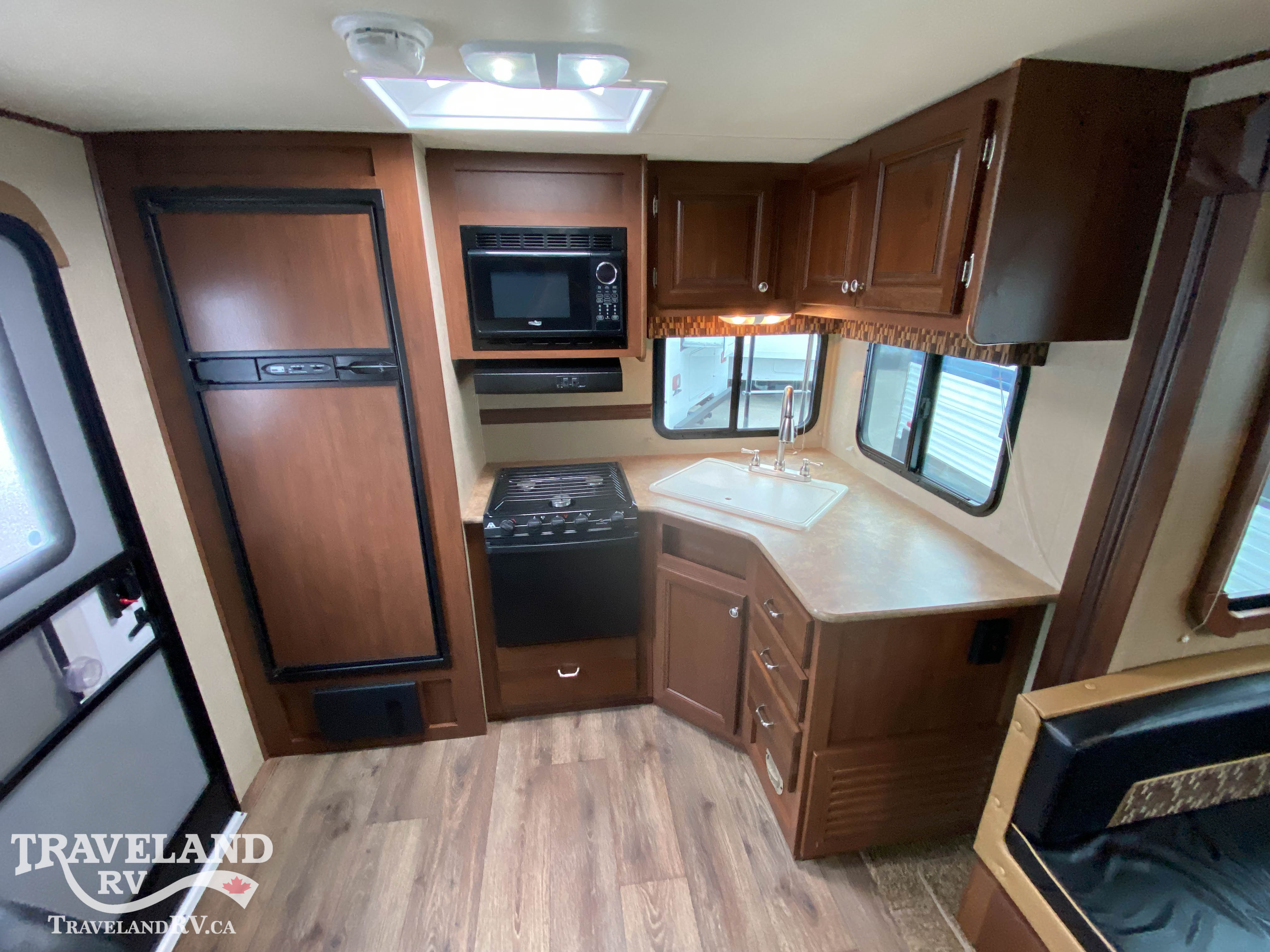 2014 Dutchmen Denali 2461RK Trail Edition - Image 9