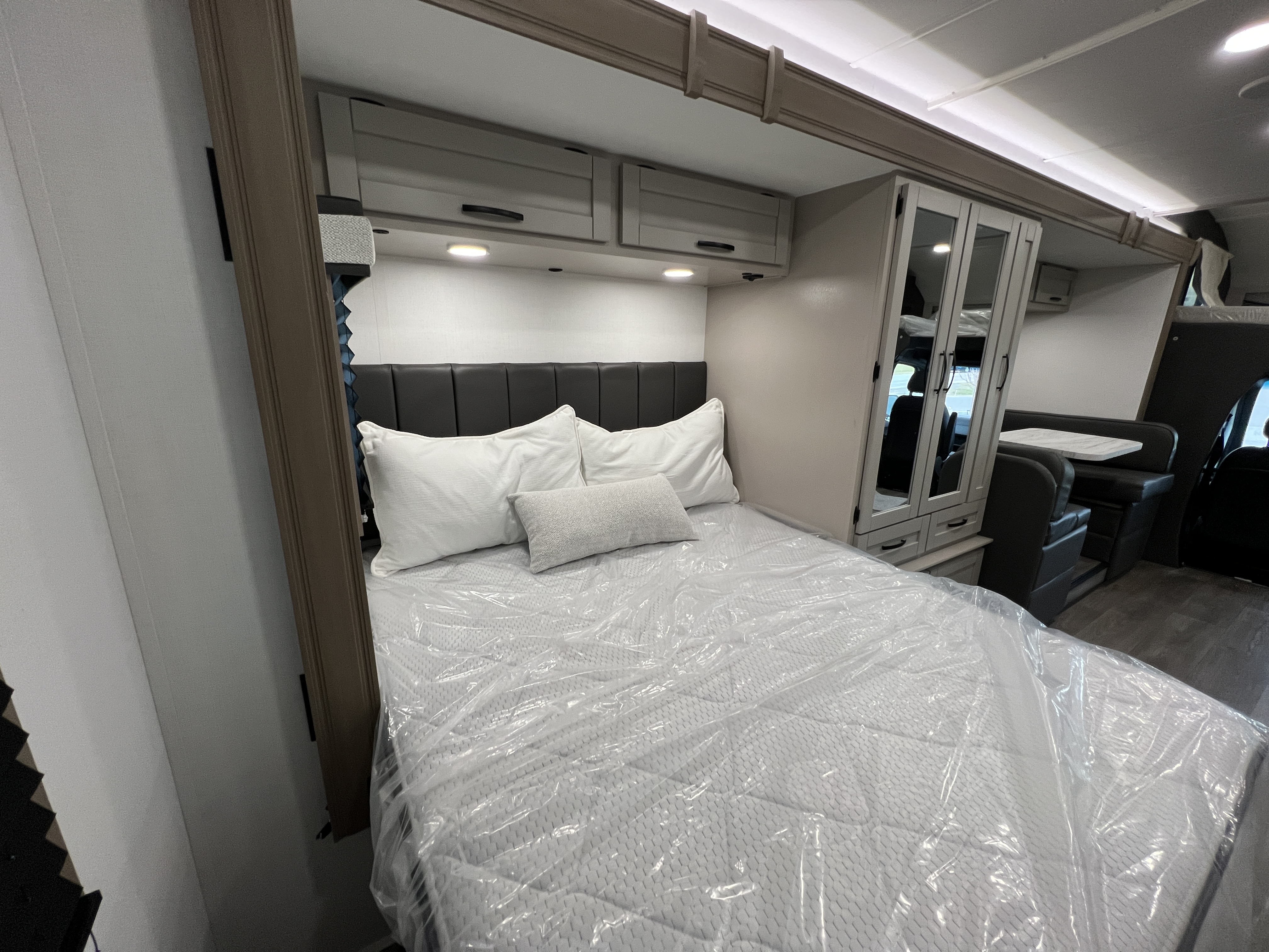 2027 Jayco Melbourne 24L - Image 24