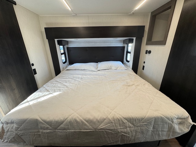 2026 CHEROKEE ARCTIC WOLF 3950 SUITE - Image 32