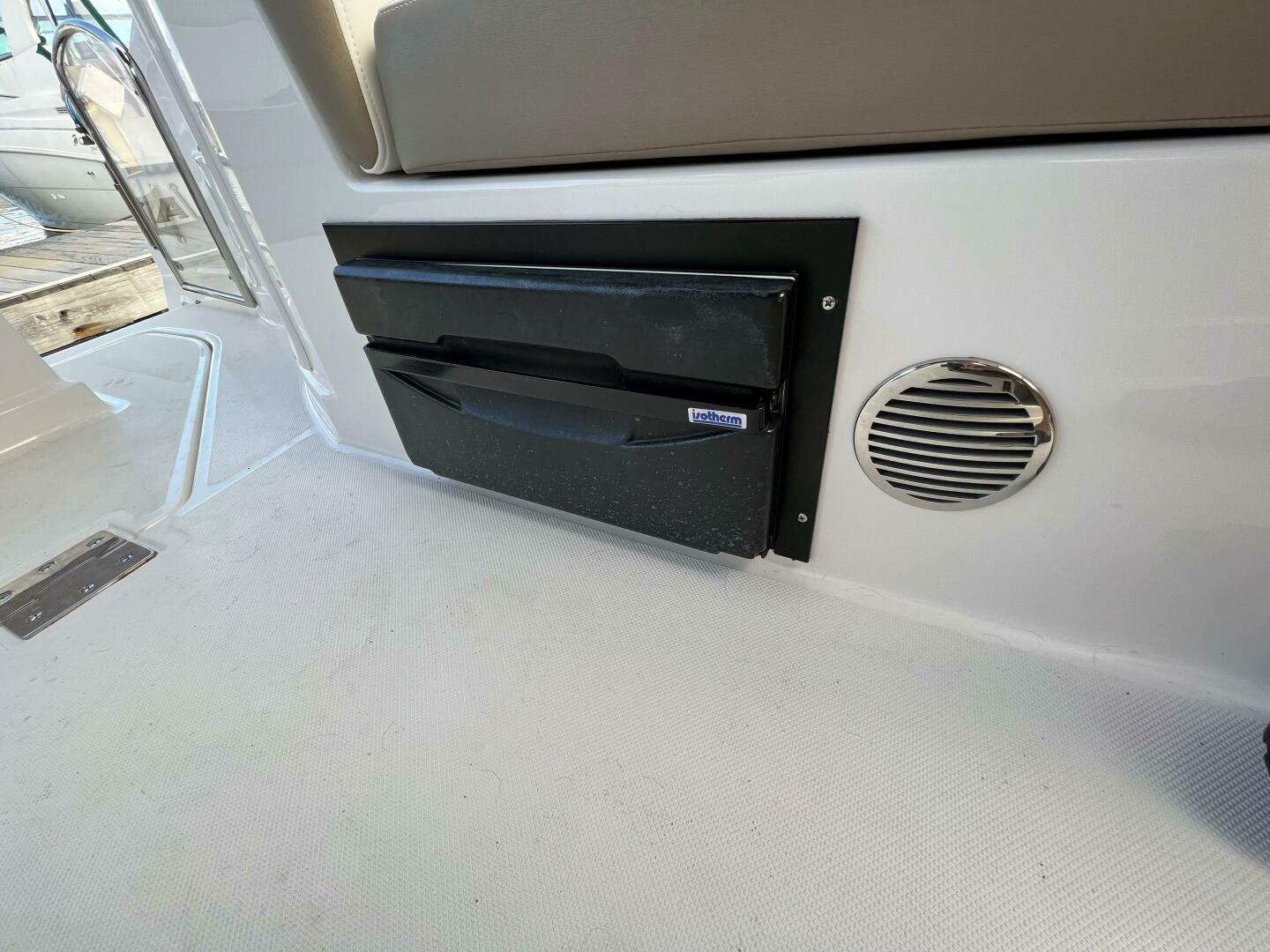 2017 Regal 28 Express - Image 19