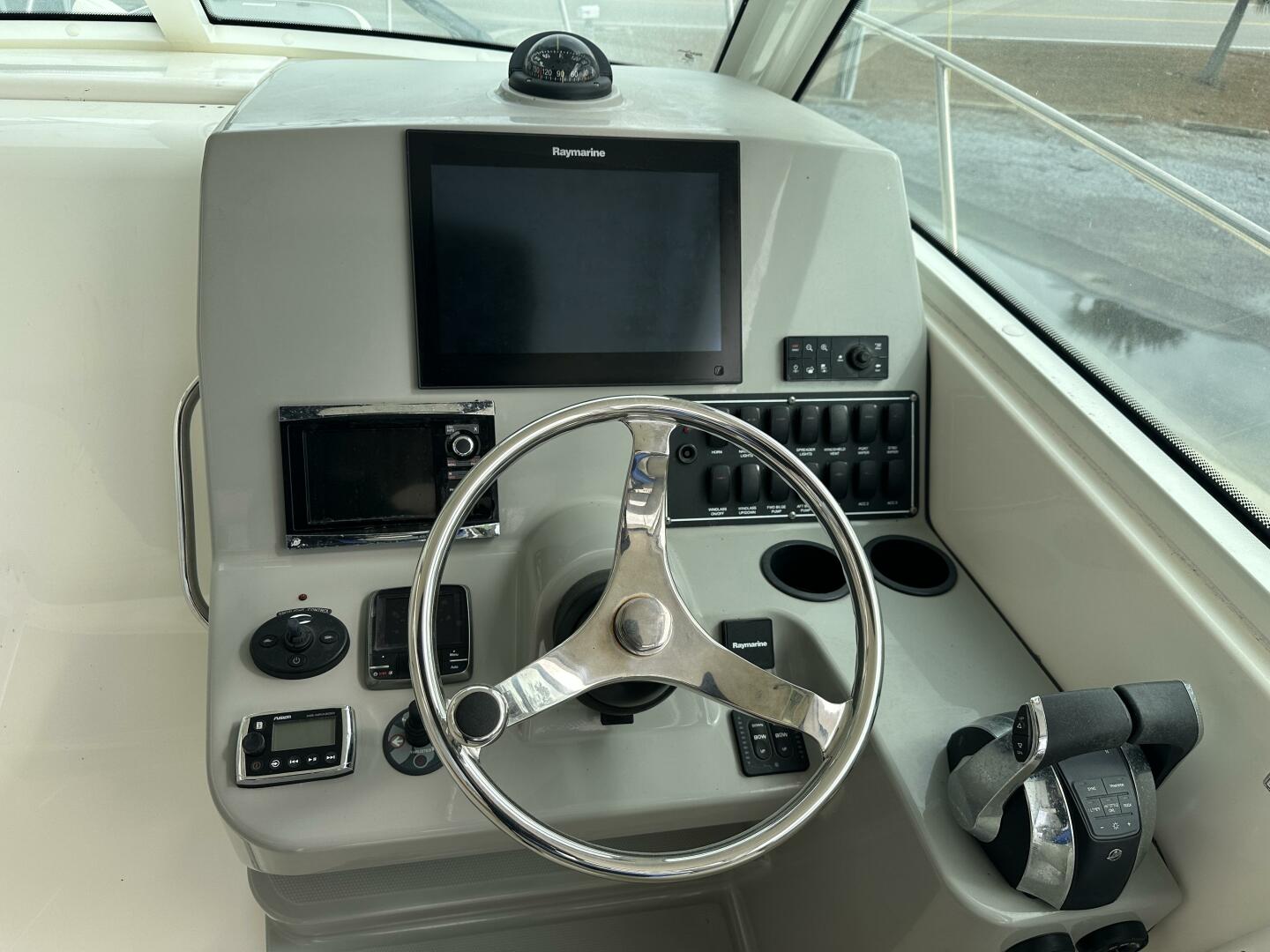 2016 Boston Whaler 315 Conquest - Image 10