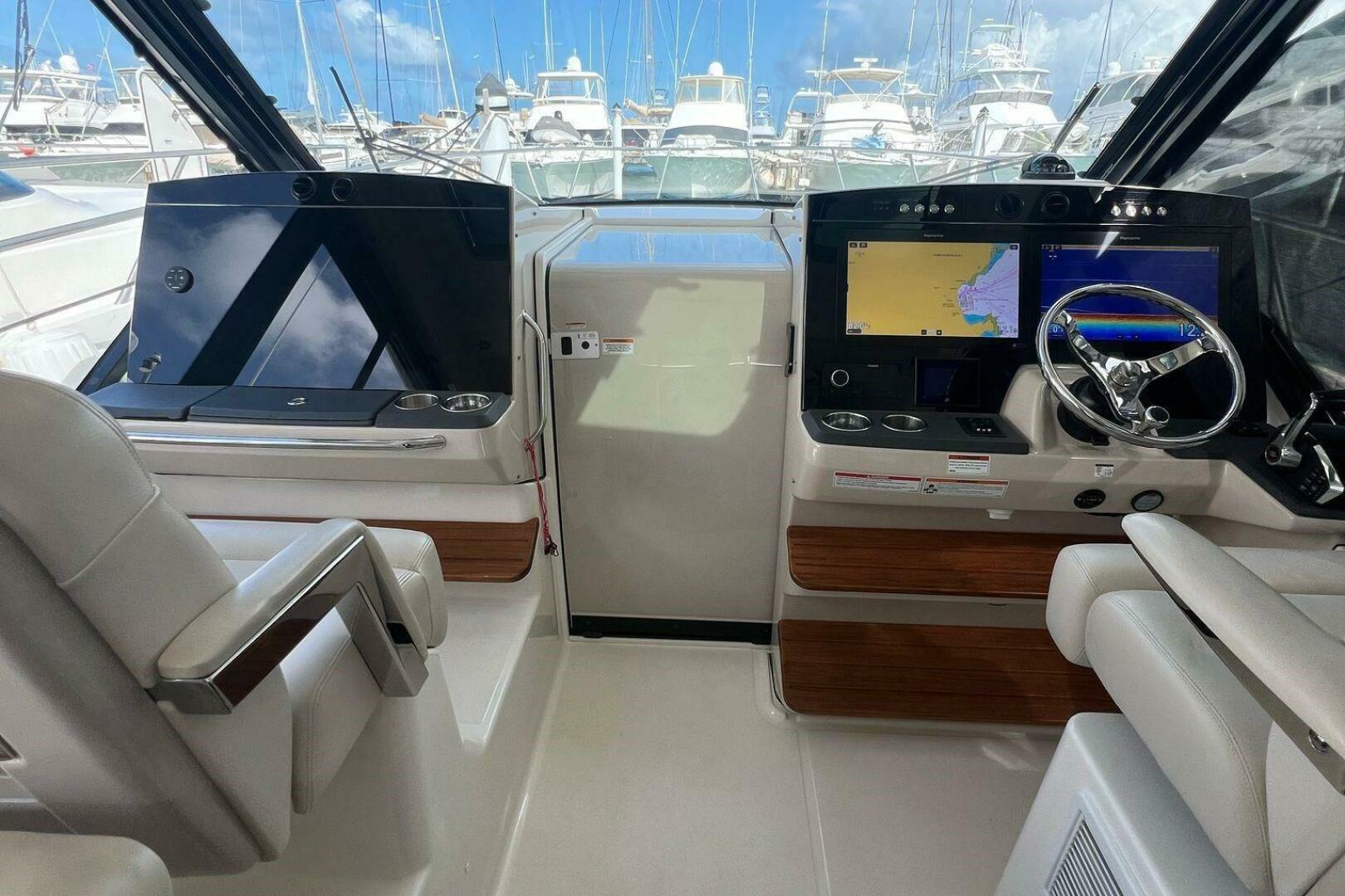2022 Boston Whaler Conquest 405 - Image 10