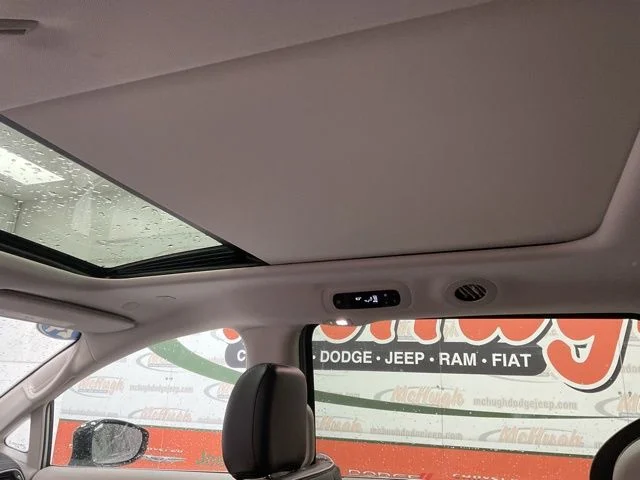 2024 Chrysler Pacifica Wagon 4D Limited - Image 11