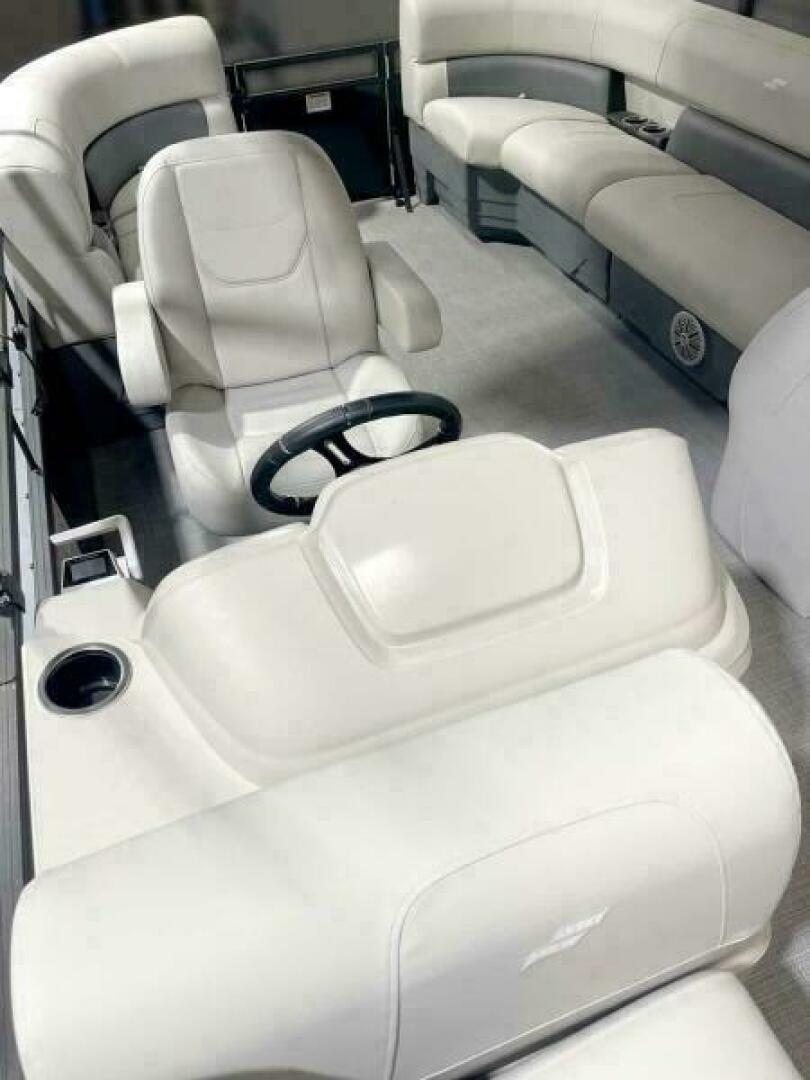 2024 Vision WX Tritoon - Image 100