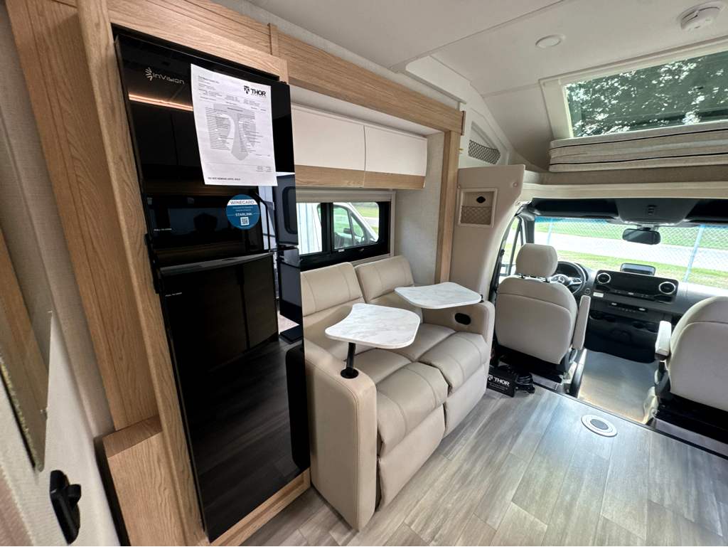 2027 THOR MOTOR COACH TIBURON 24XL - Image 11