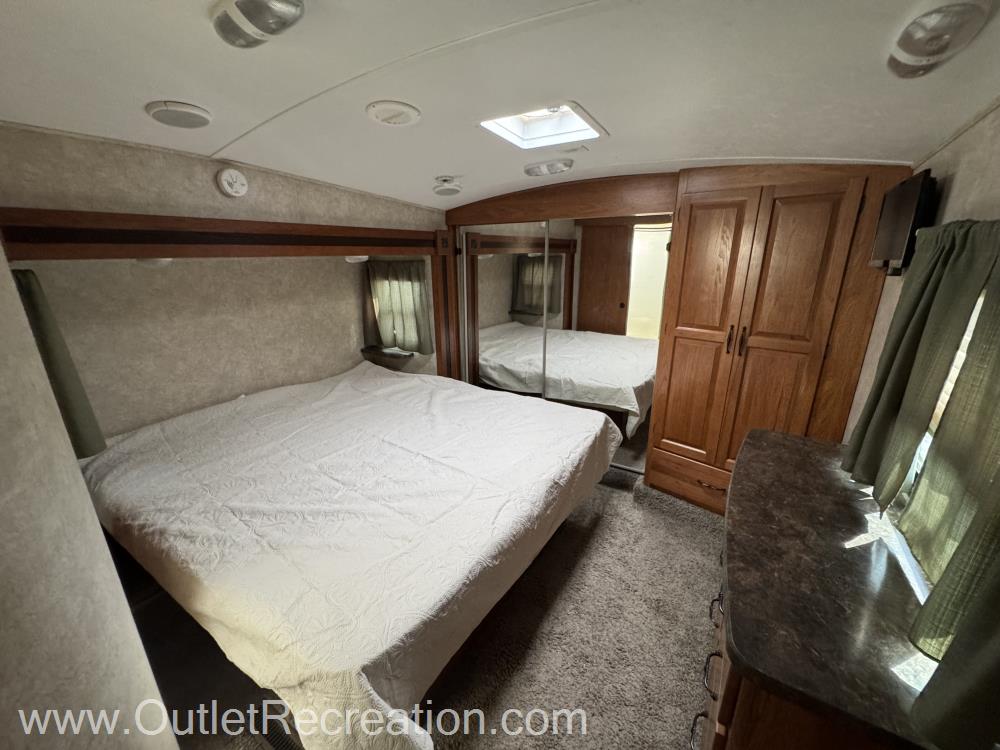 2014 Keystone Montana Mountaineer 295RKD - Image 18