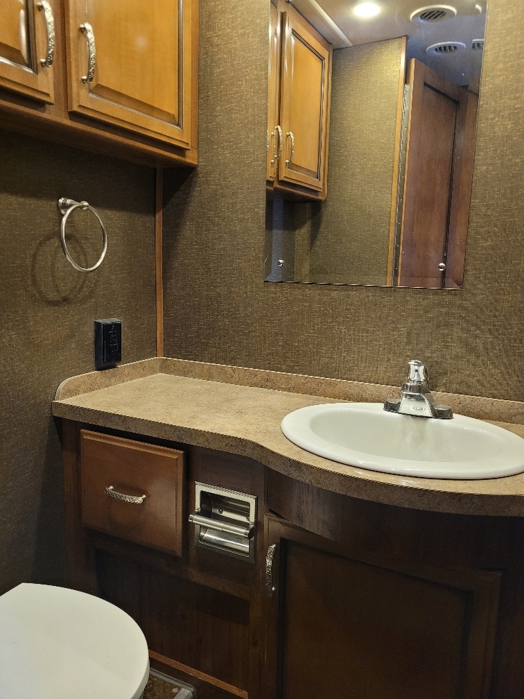 2014 Fleetwood Bounder 36E - Image 13