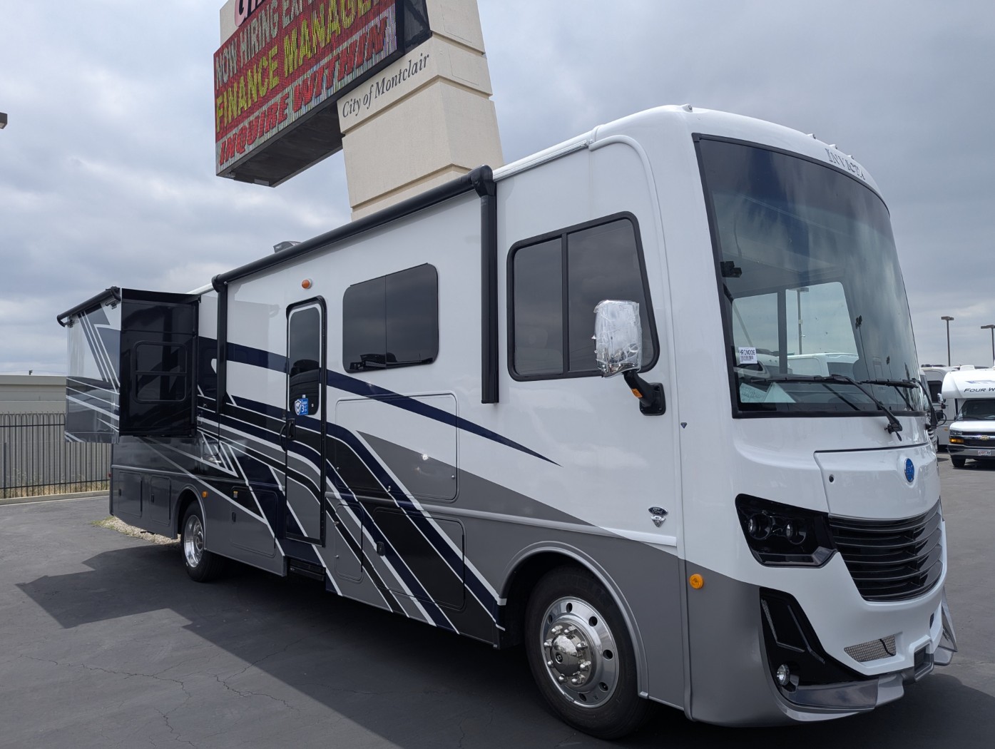 2026 Holiday Rambler Invicta 33HB - Image 1
