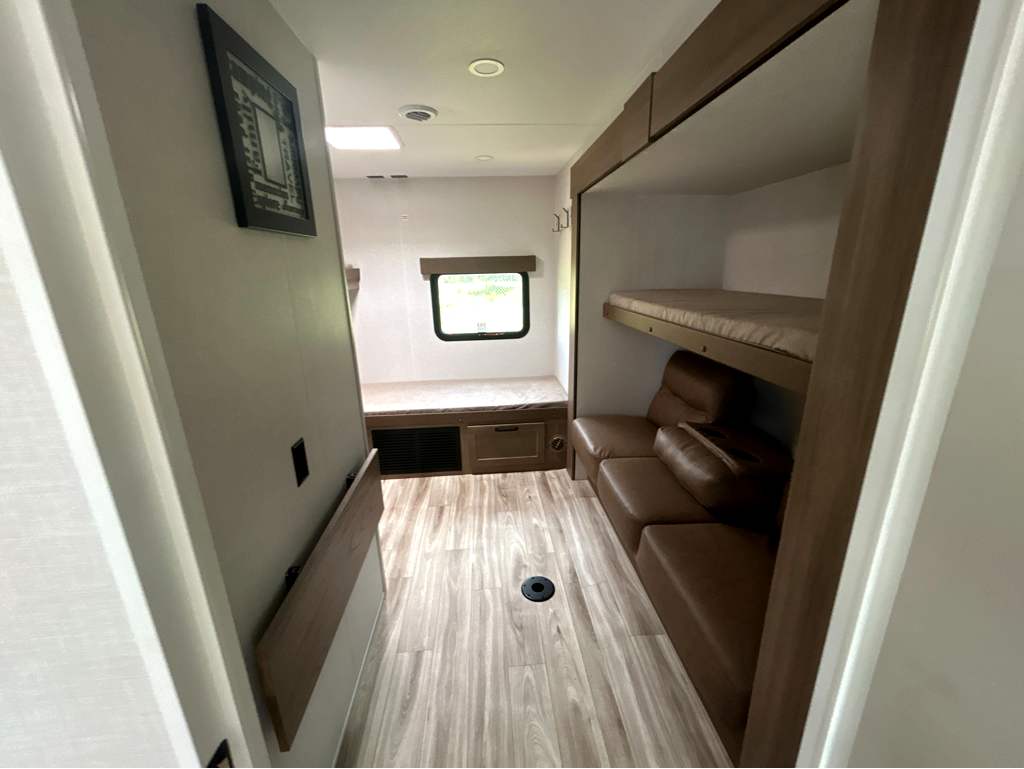 2027 VENTURE RV SPORTTREK 333VIK - Image 17