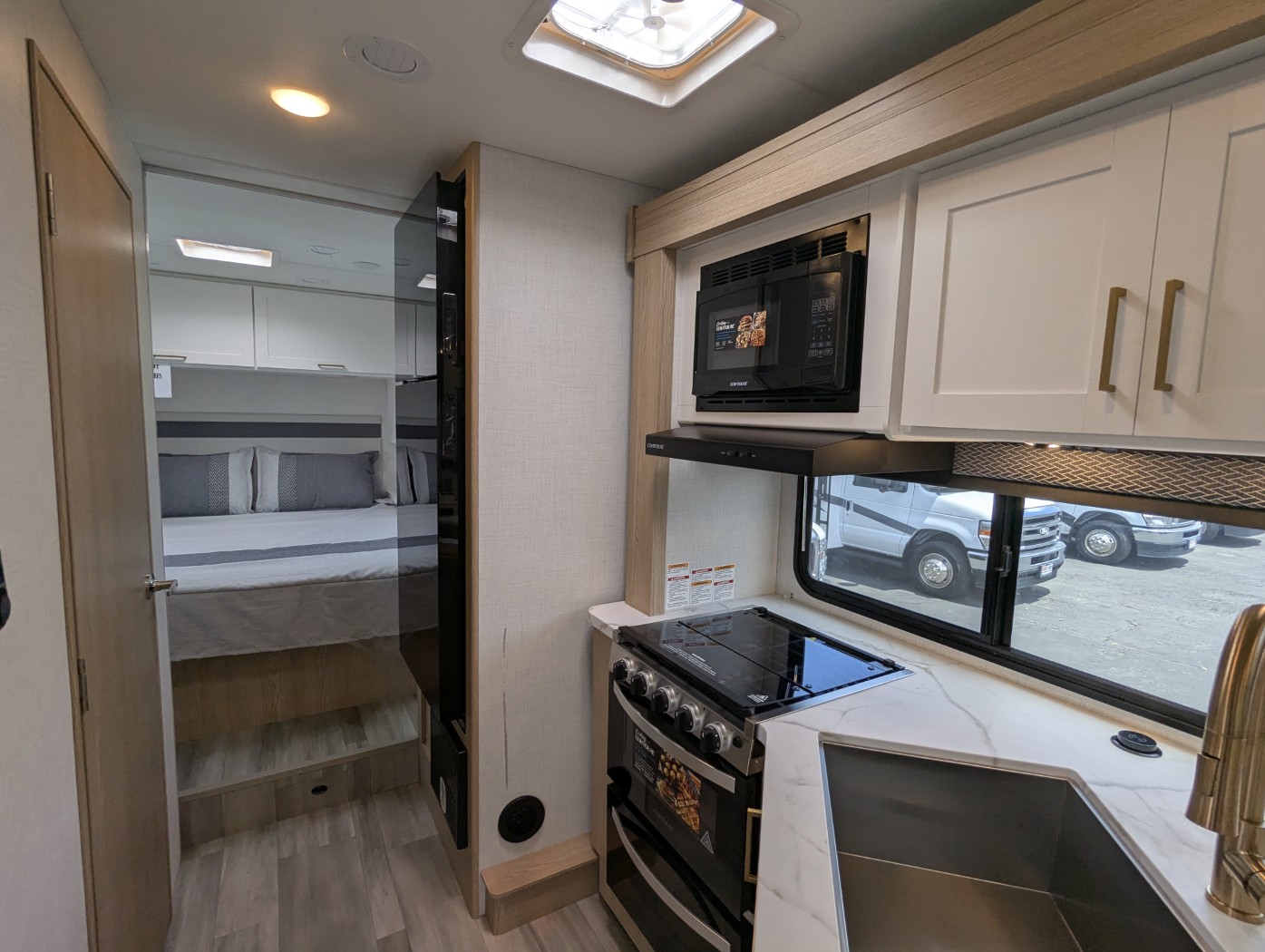 2027 Thor Motor Coach Four Winds 28Z - Image 19