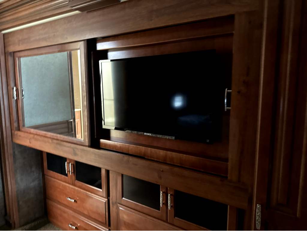 2014 Fleetwood DISCOVERY 40E - Image 26