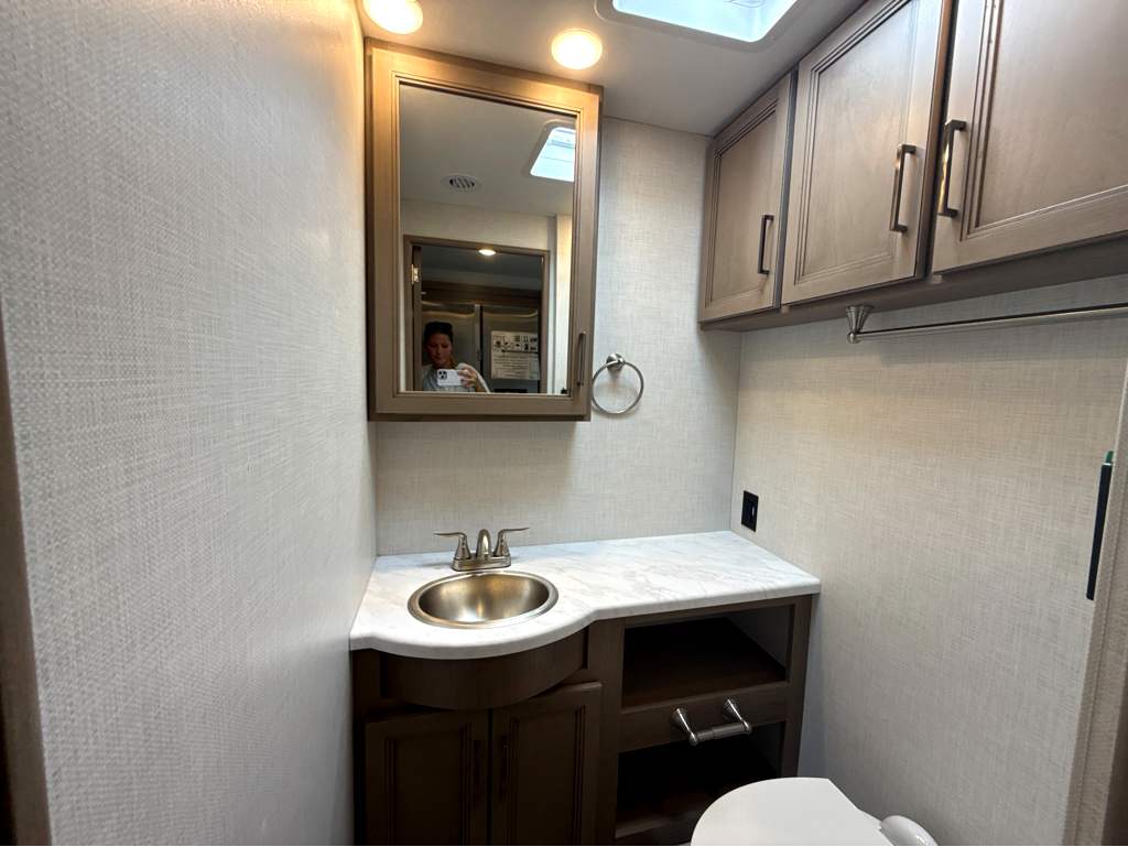 2027 THOR MOTOR COACH HURRICANE 36H - Image 20