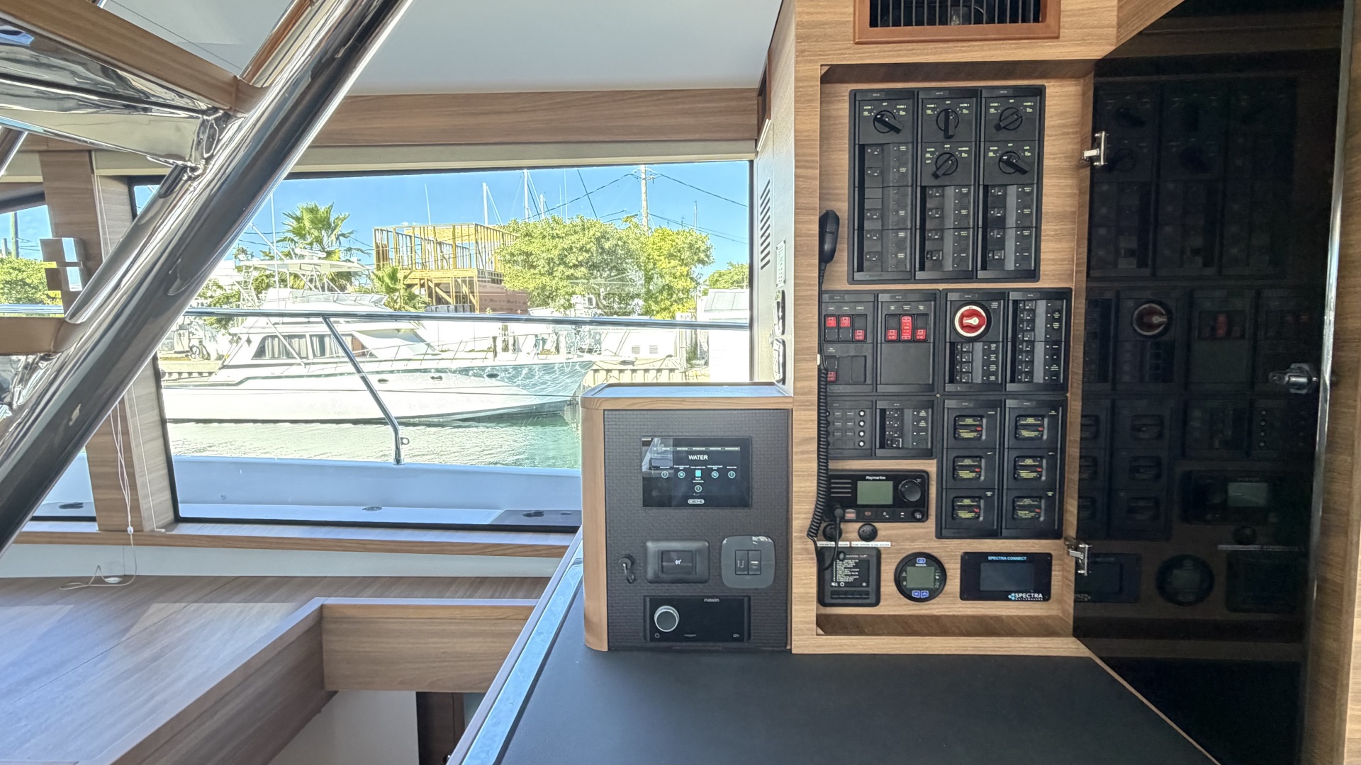 2025 Aquila 54 ENCLOSED BRIDGE - Image 38