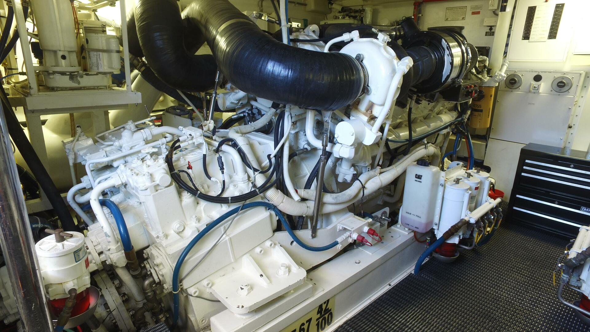 2006 Hatteras 68 Convertible - Image 30