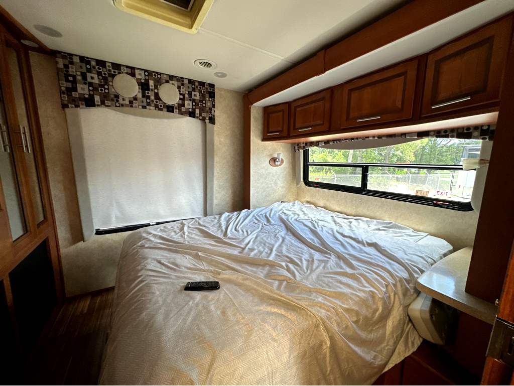 2013 COACHMEN CONCORD 300TS - Image 12