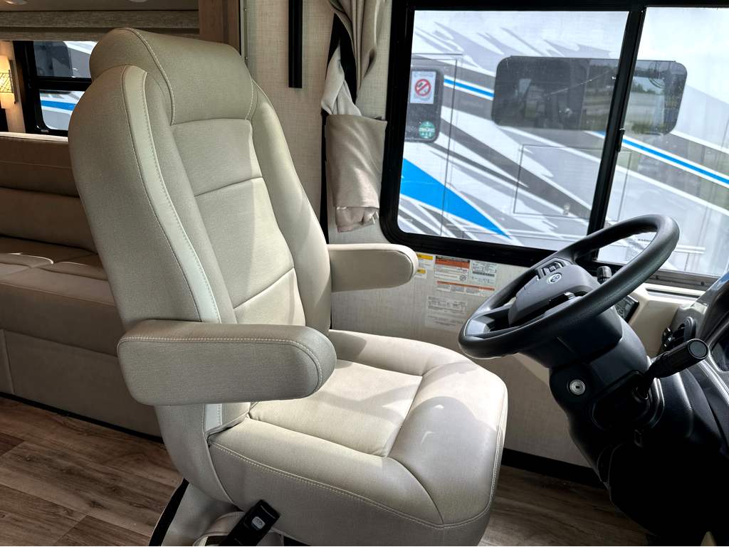 2027 THOR MOTOR COACH HURRICANE 36H - Image 24