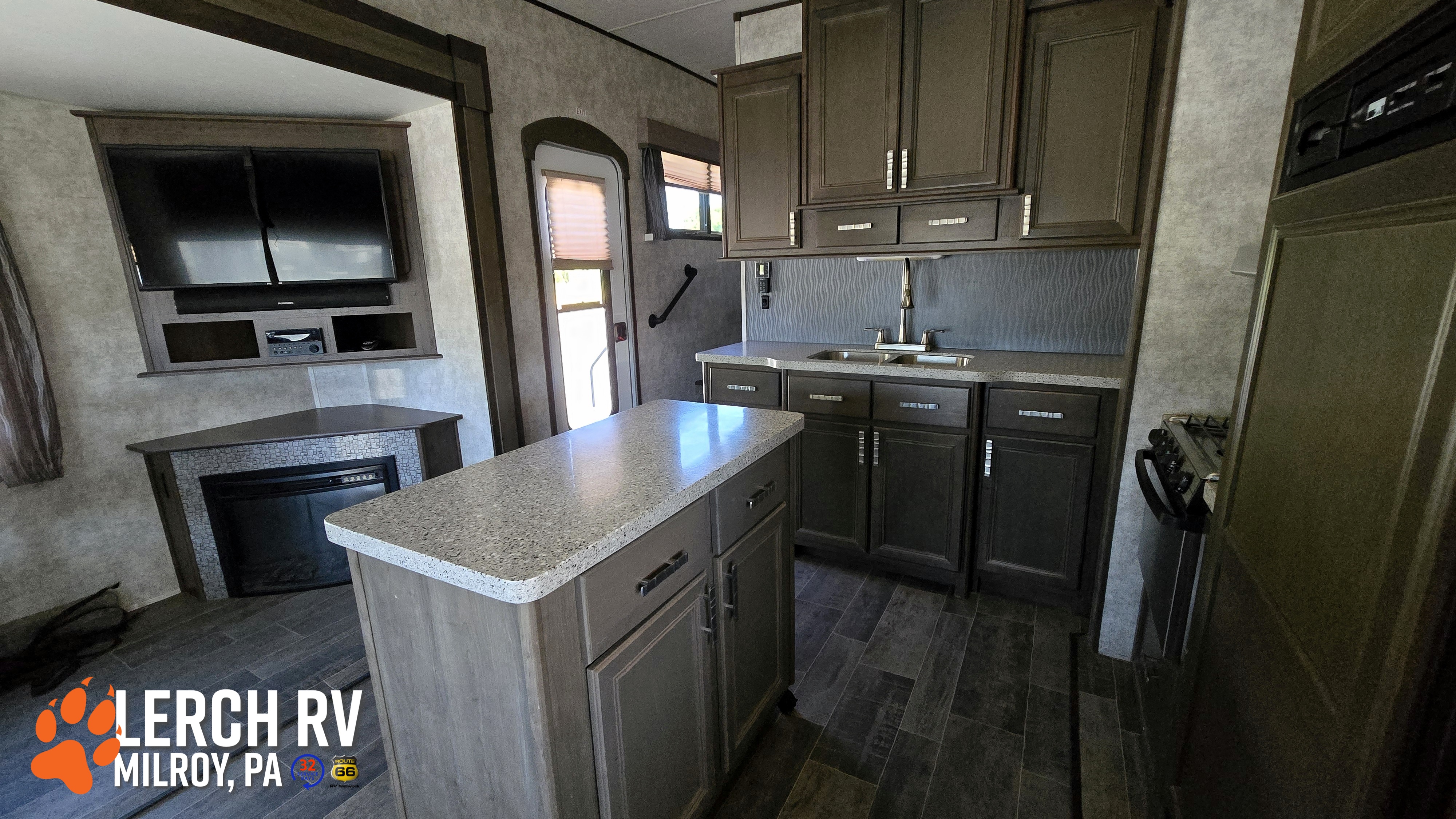 2017 Highland Ridge Roamer RT340FLR - Image 16
