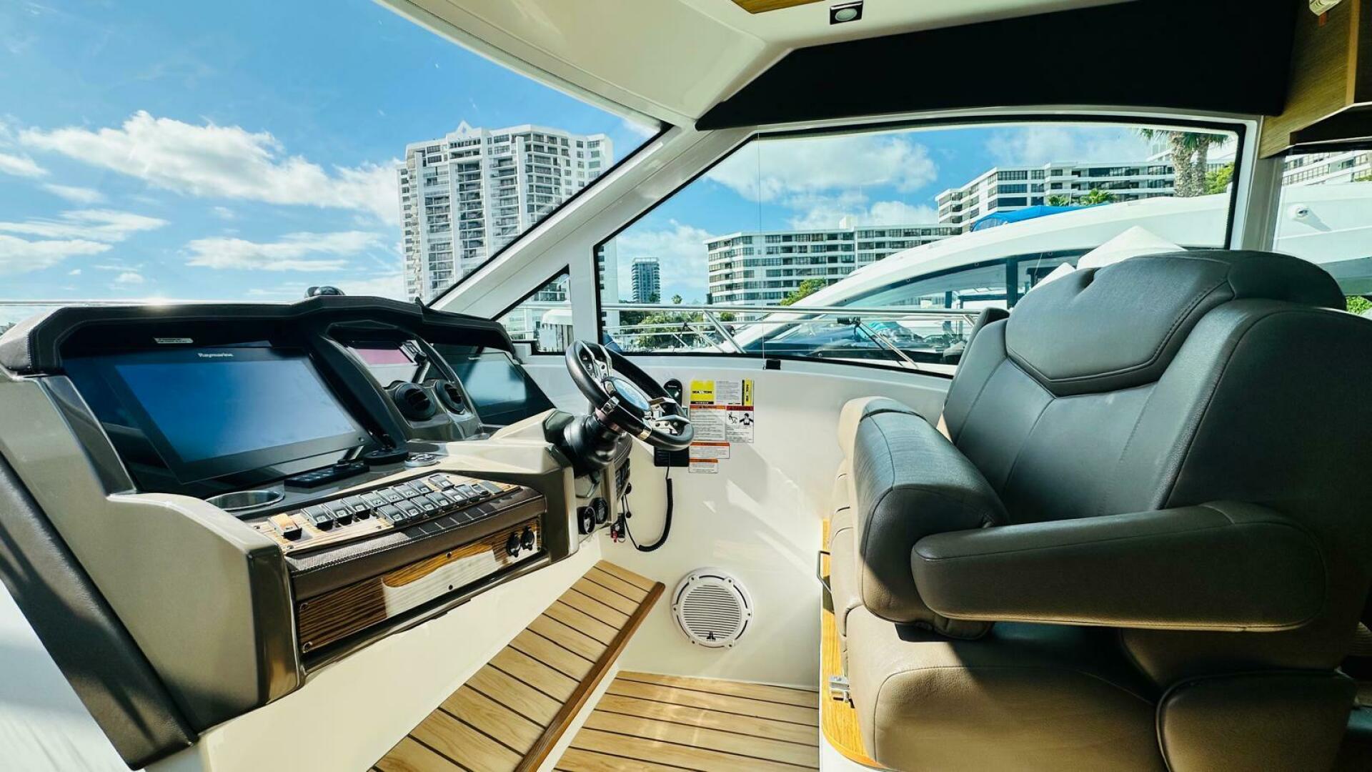 2014 Cruisers Yachts 45 Cantius - Image 14