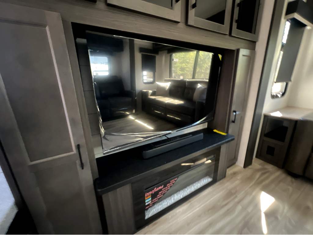 2026 VENTURE RV SPORTTREK 353VIK - Image 11