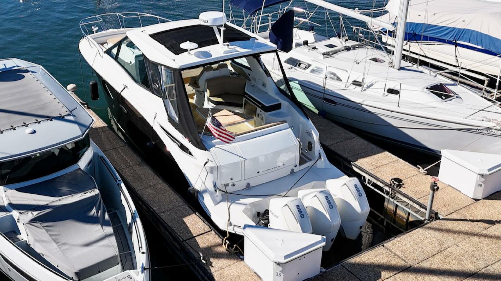 2023 Sea Ray 320 Outboard - Image 2