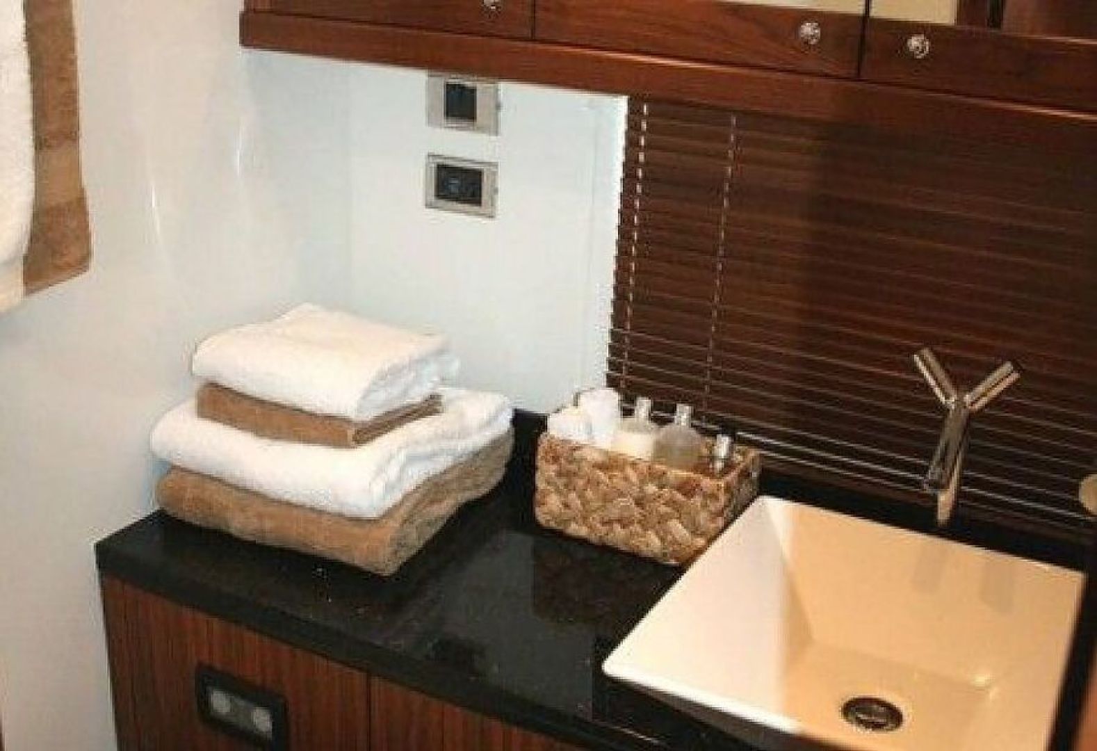 2006 Sunseeker Manhattan - Image 13