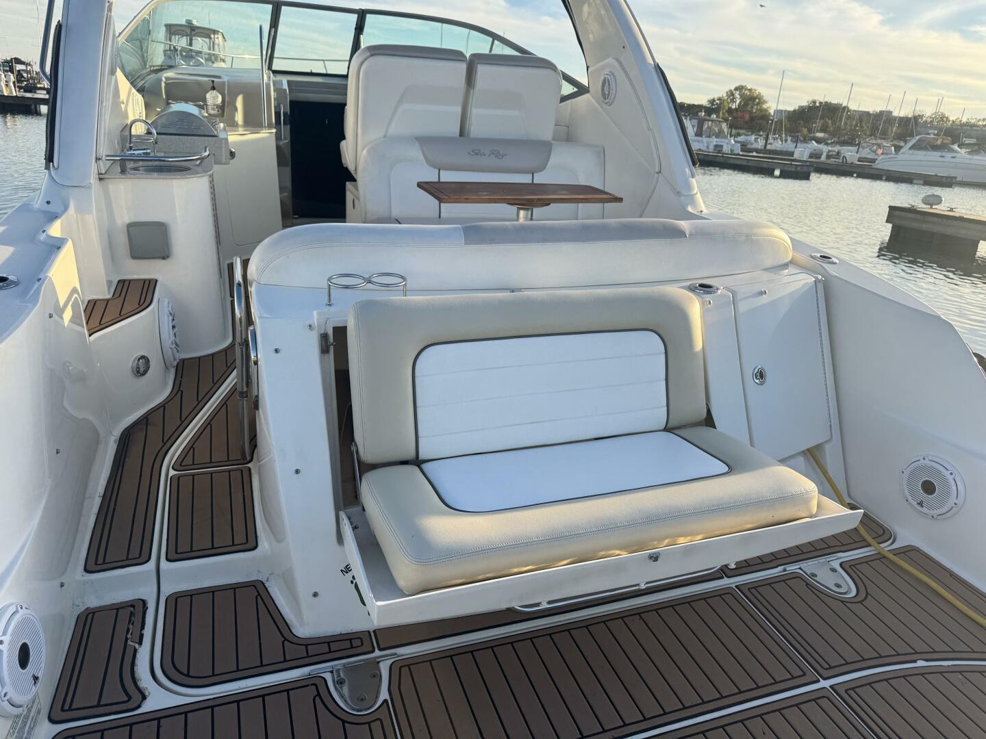 2011 Sea Ray 330 Sundancer - Image 9
