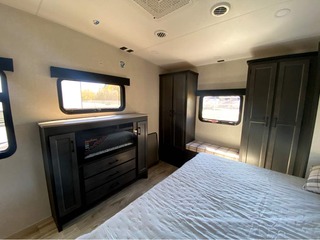 2026 VENTURE RV SPORTTREK 365VFL - Image 28
