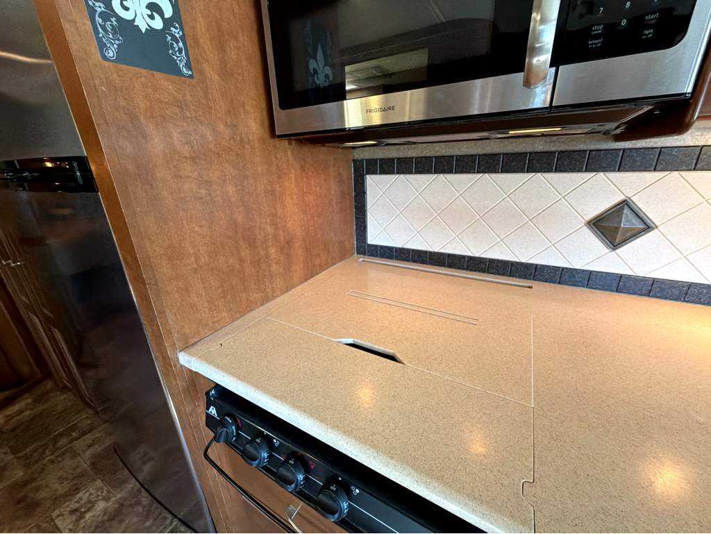 2014 THOR MOTOR COACH PALAZZO 33.2 - Image 29