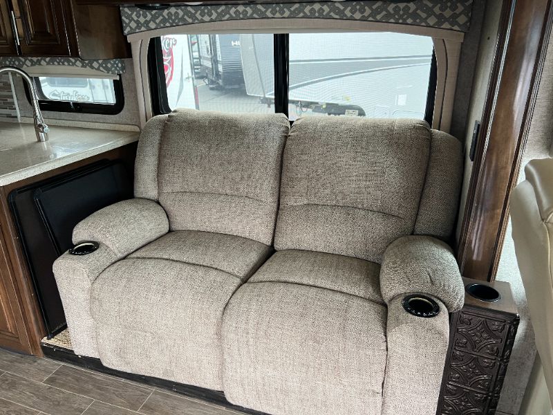 2020 Thor Motor Coach Miramar 32.2 - Image 7