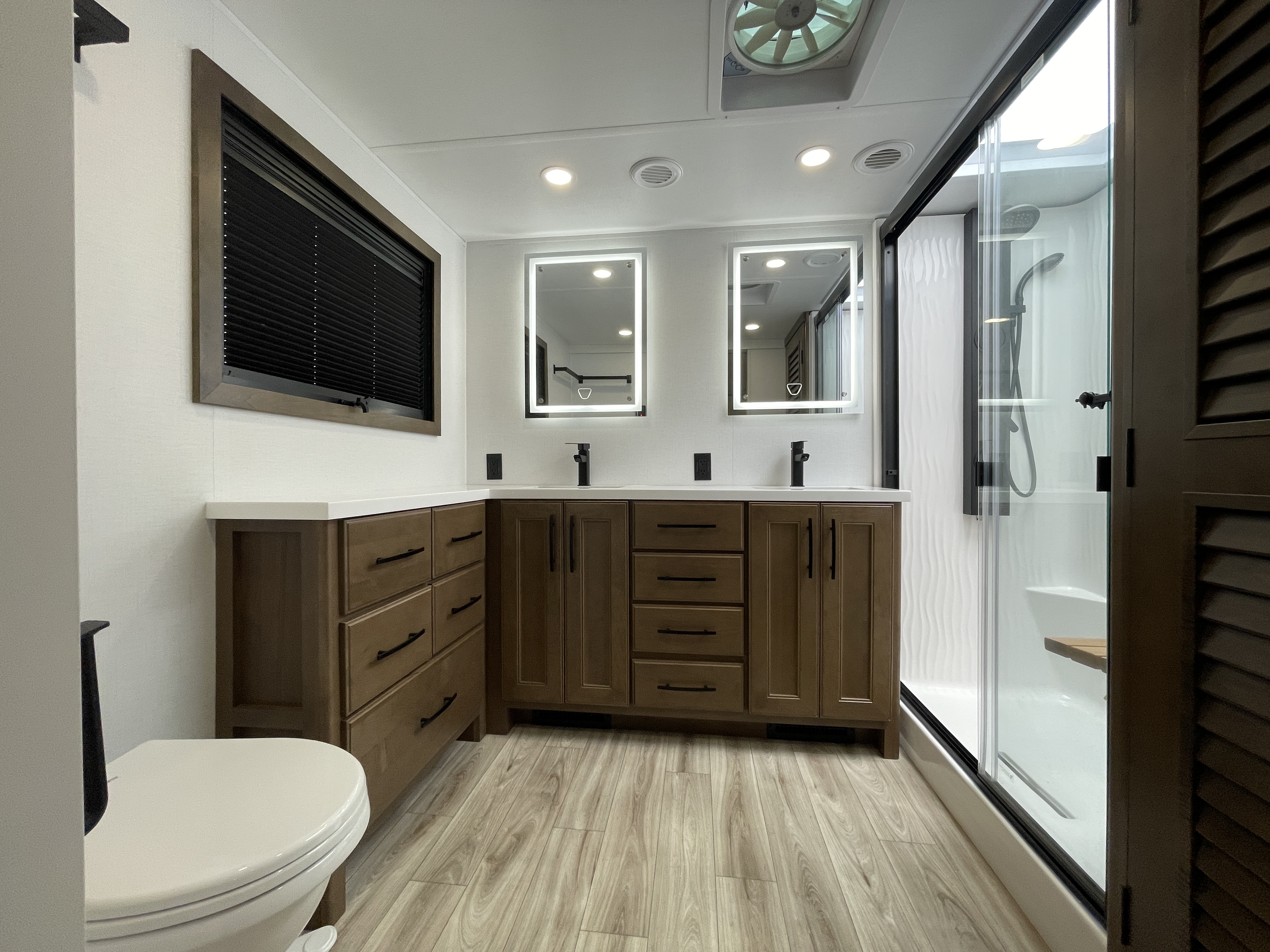 2027 Keystone Montana 3800FL - Image 33