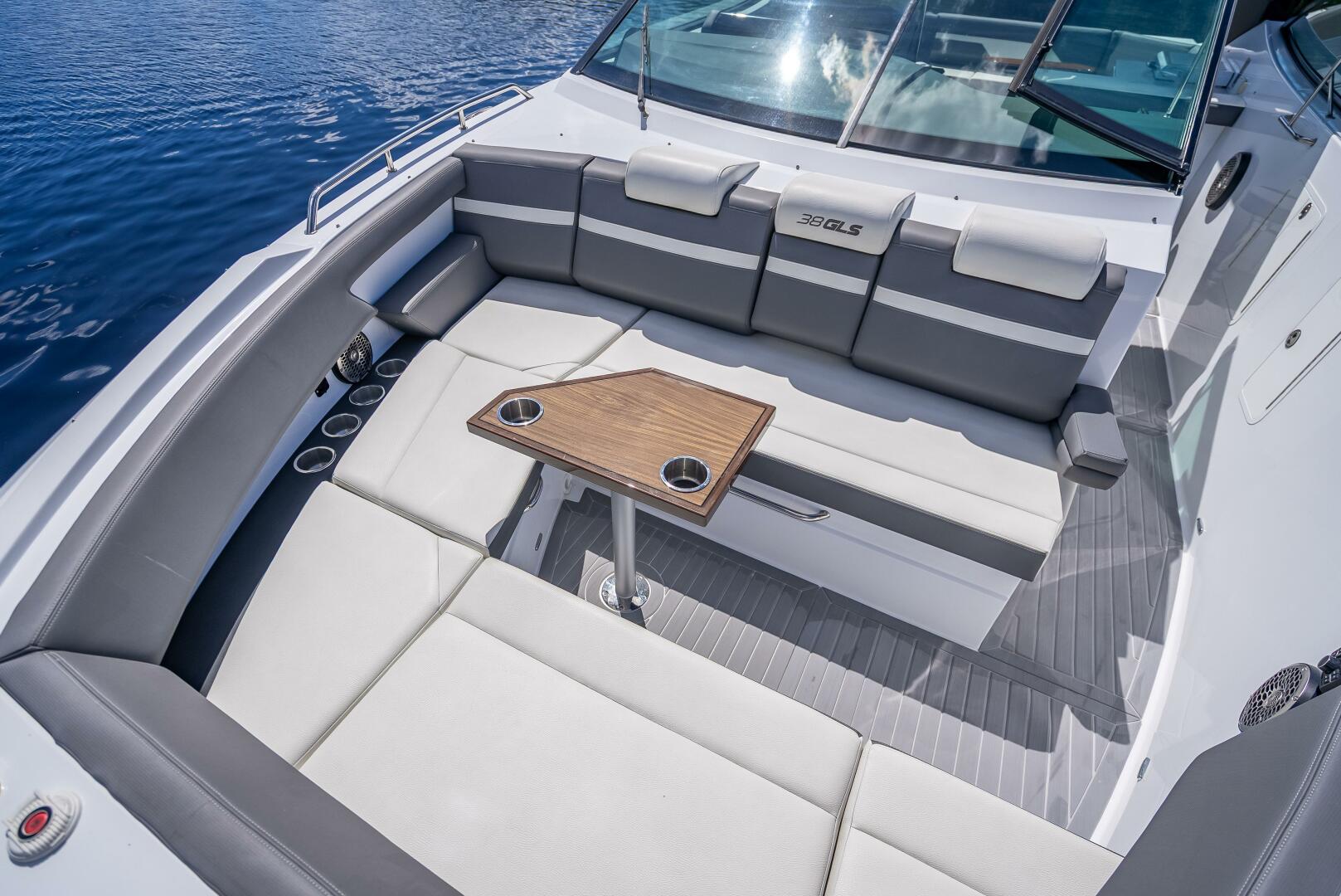 2022 Cruisers Yachts GLS OB - Image 9
