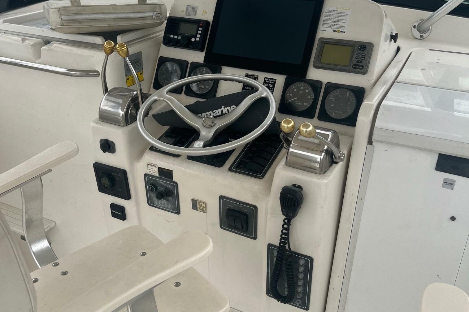 2001 Pursuit 3000 Offshore - Image 5