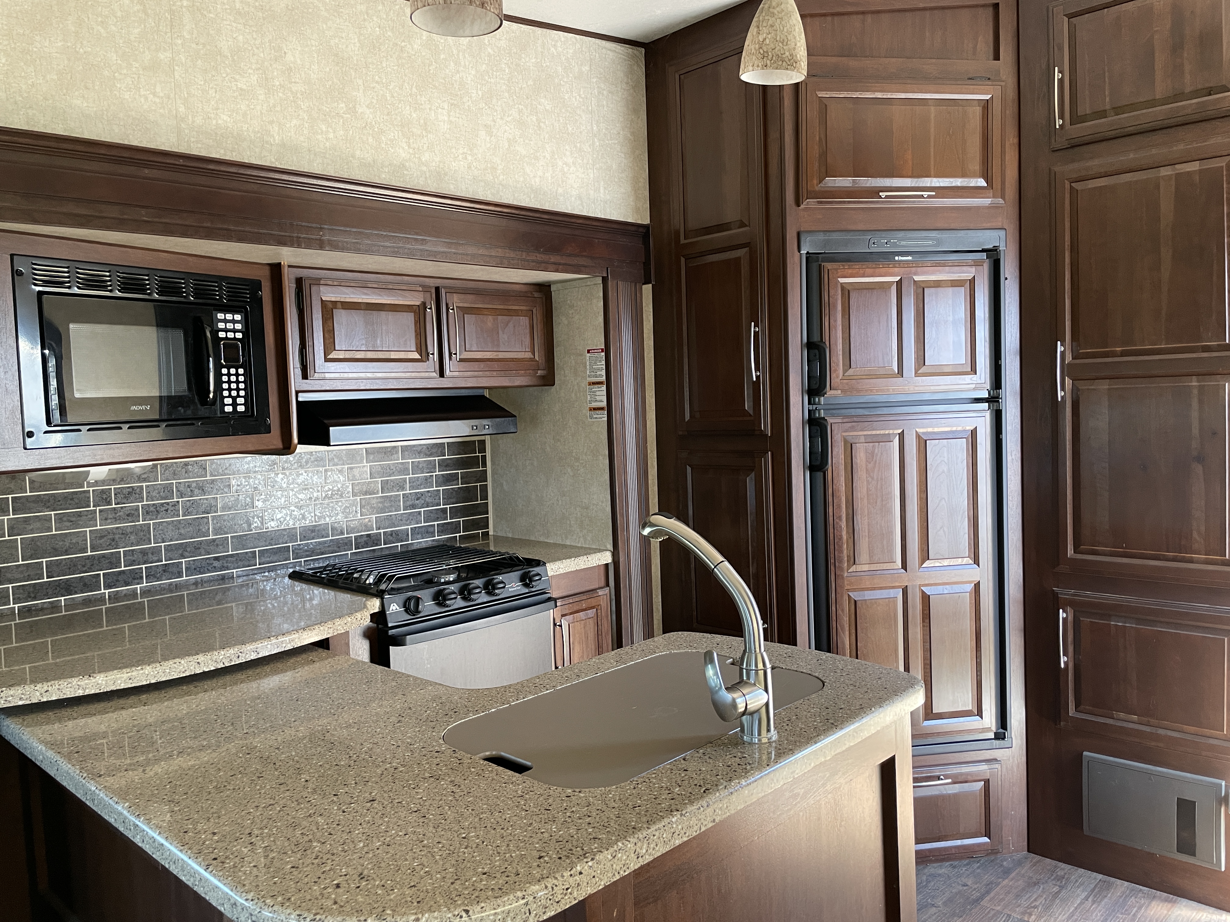 2014 Keystone Cougar 327RES - Image 10