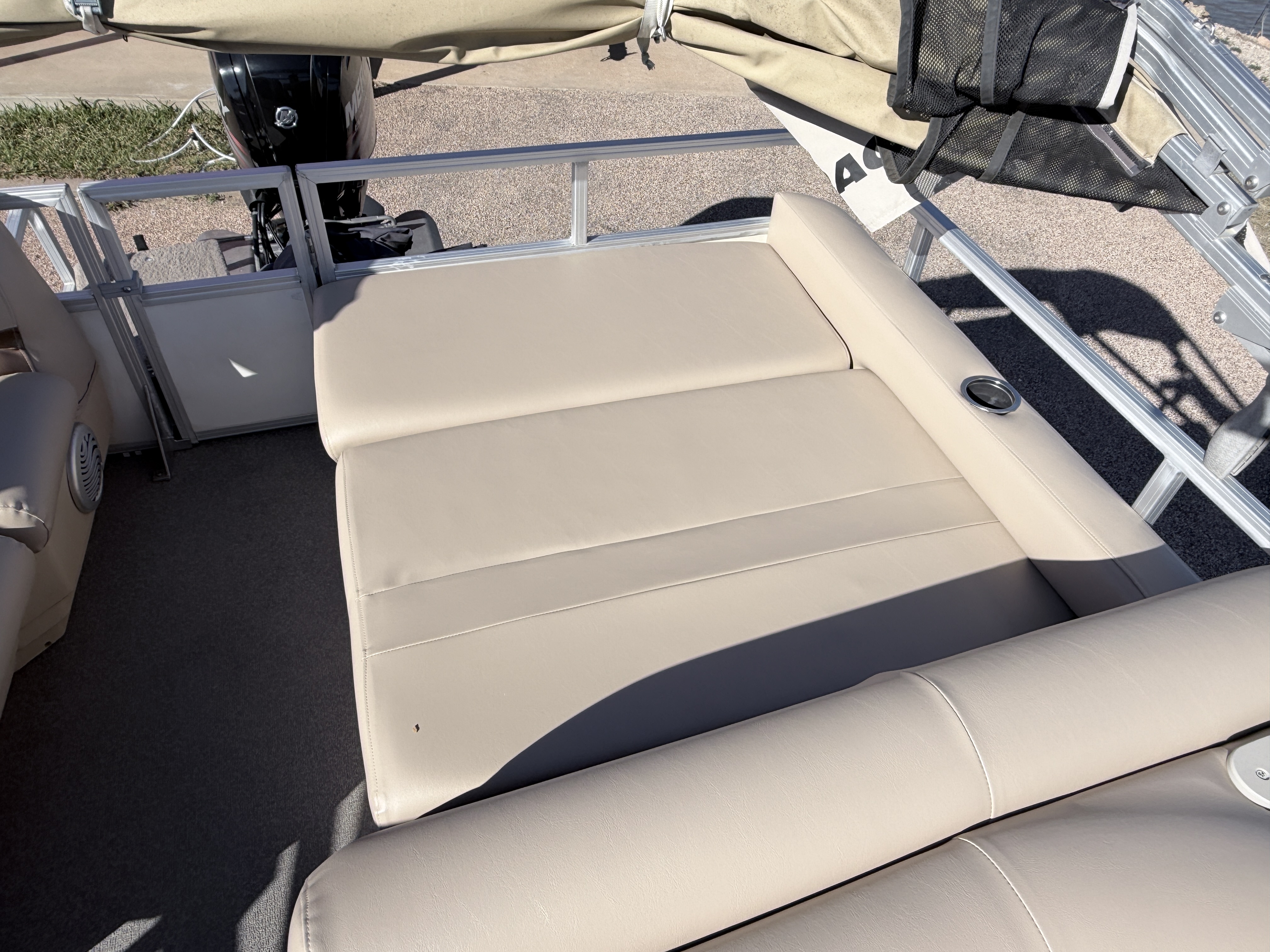 2017 TRACKER 2016 PARTY BARGE 22 DLX - Image 12