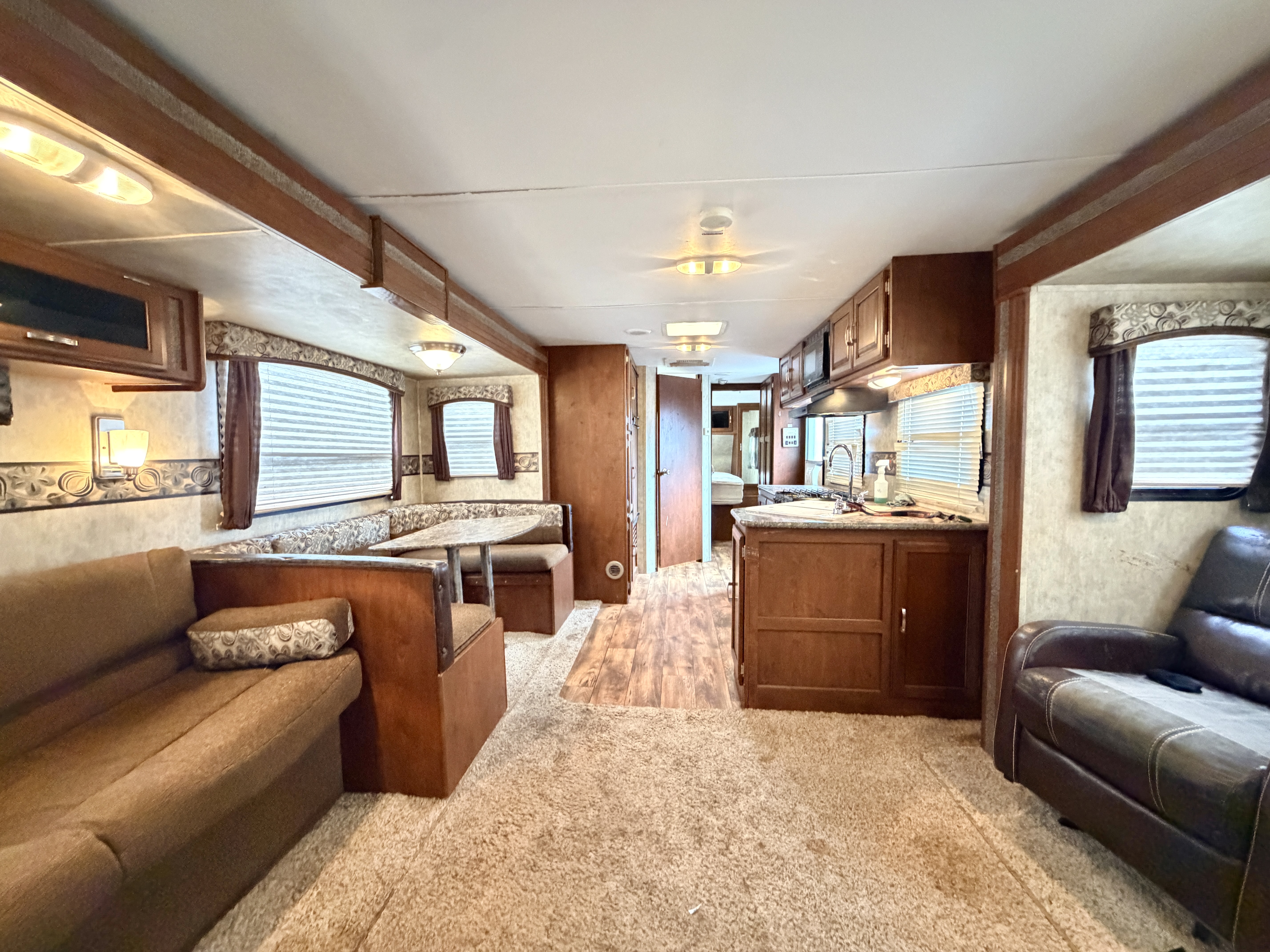 2015 Keystone PASSPORT GRAND TOURING 3180RE - Image 9