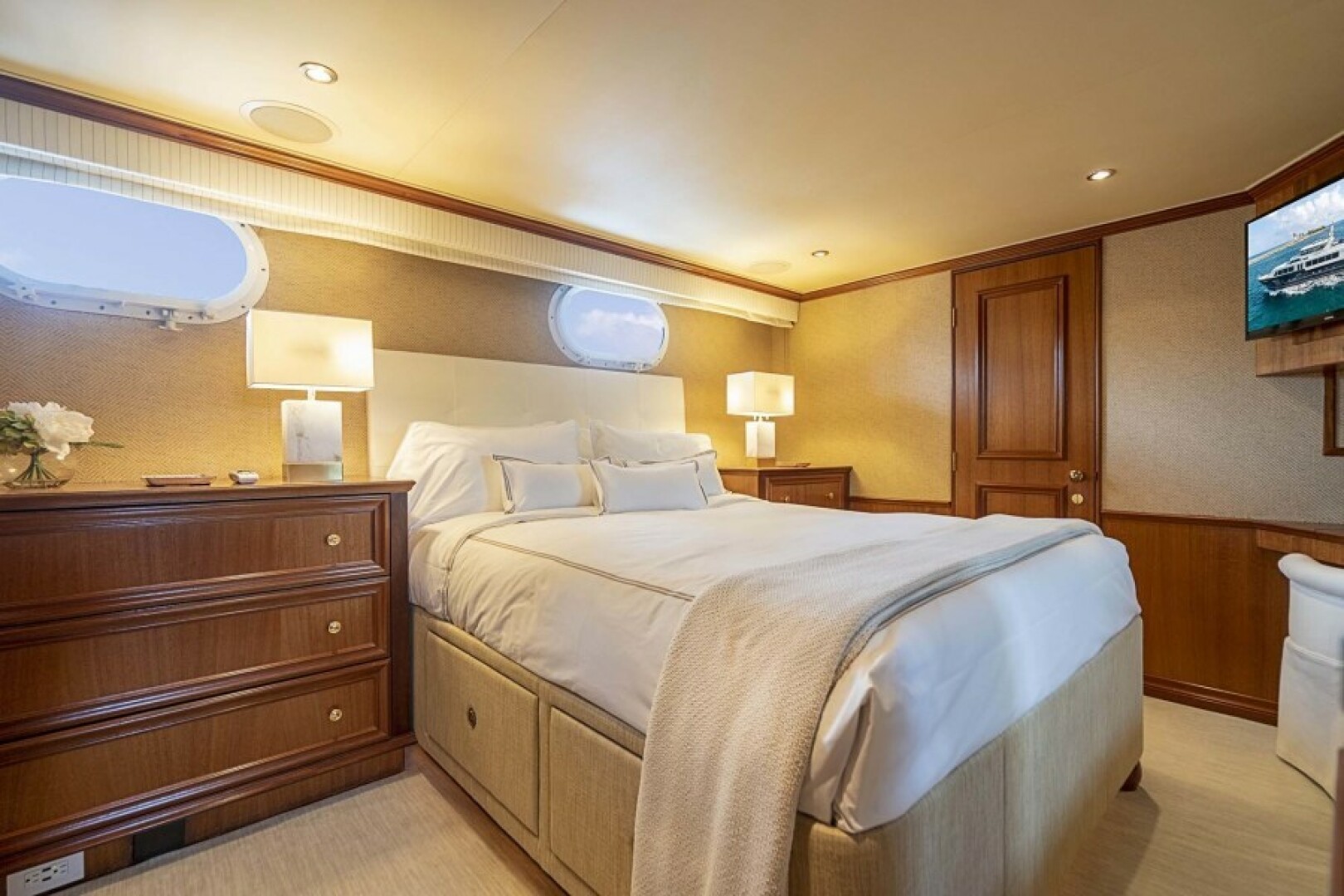 2000 Broward Raised Pilothouse - Image 15