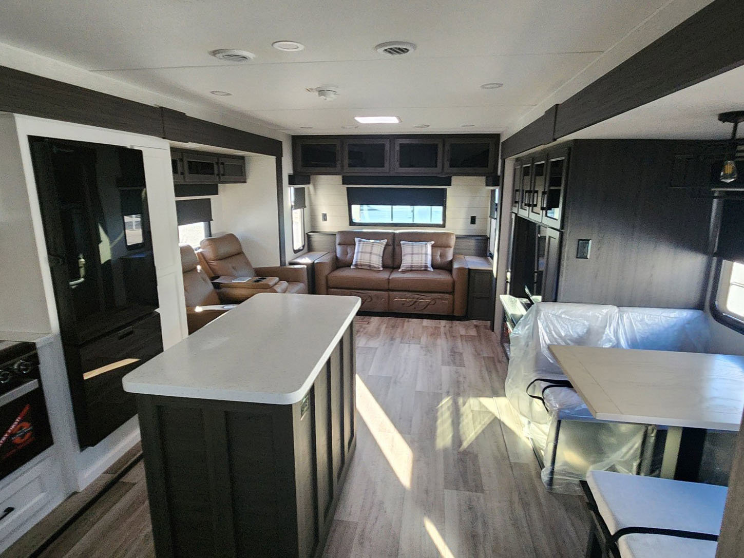 2026 VENTURE RV SPORTTREK 333VMI - Image 5