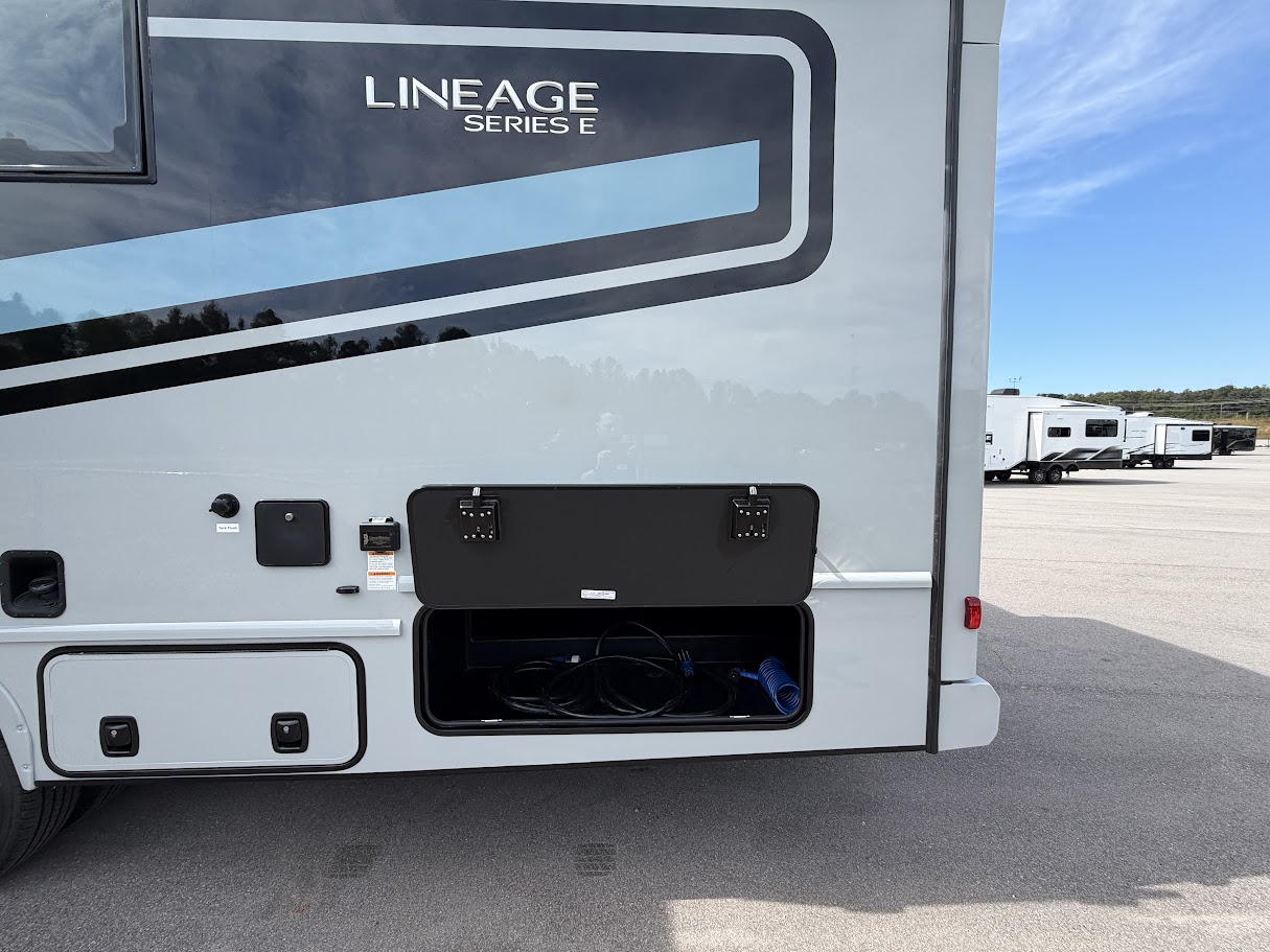 2027 GRAND DESIGN LINEAGE SERIESE 30DC - Image 4