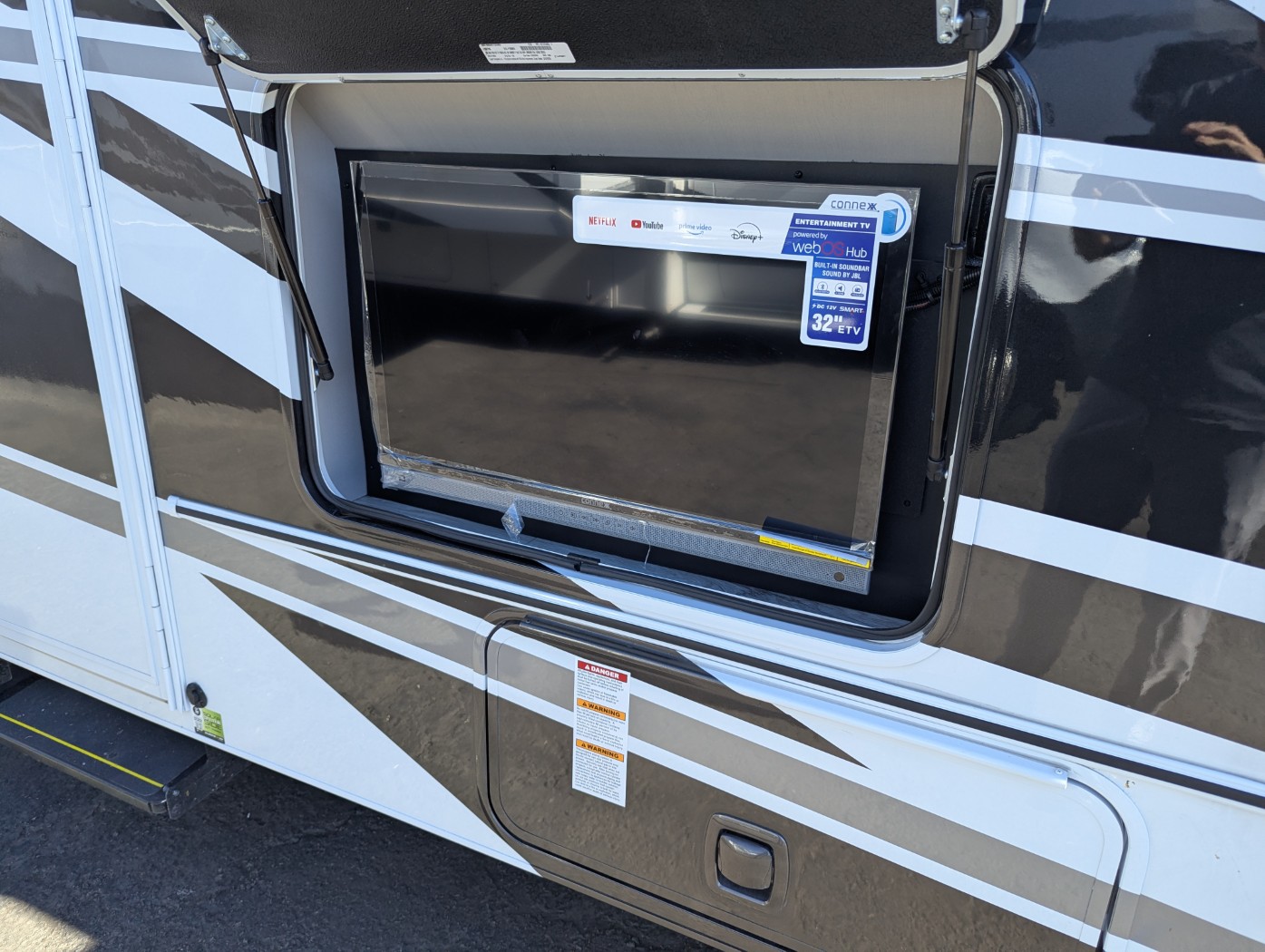 2026 Coachmen Entourage 320LV - Image 3
