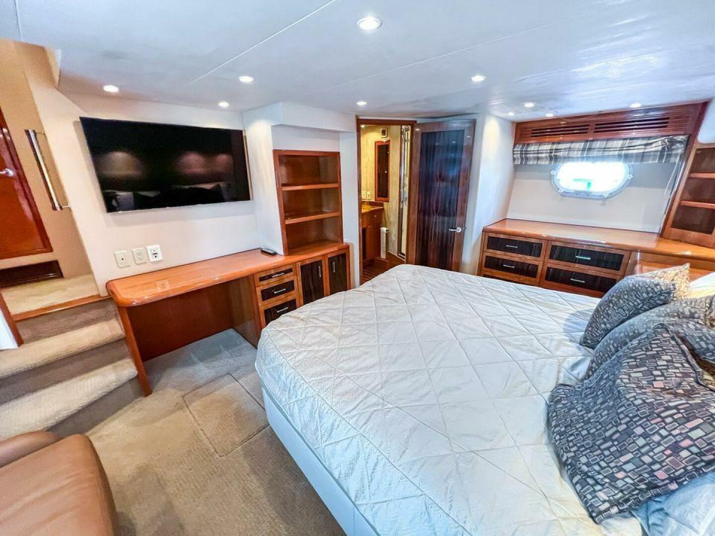 2007 Hatteras 68 Convertible - Image 8