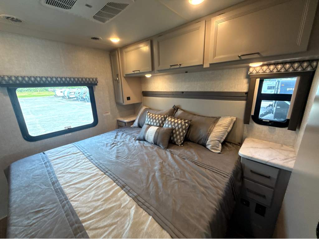 2022 Thor Motor Coach HURRICANE 34R - Image 21