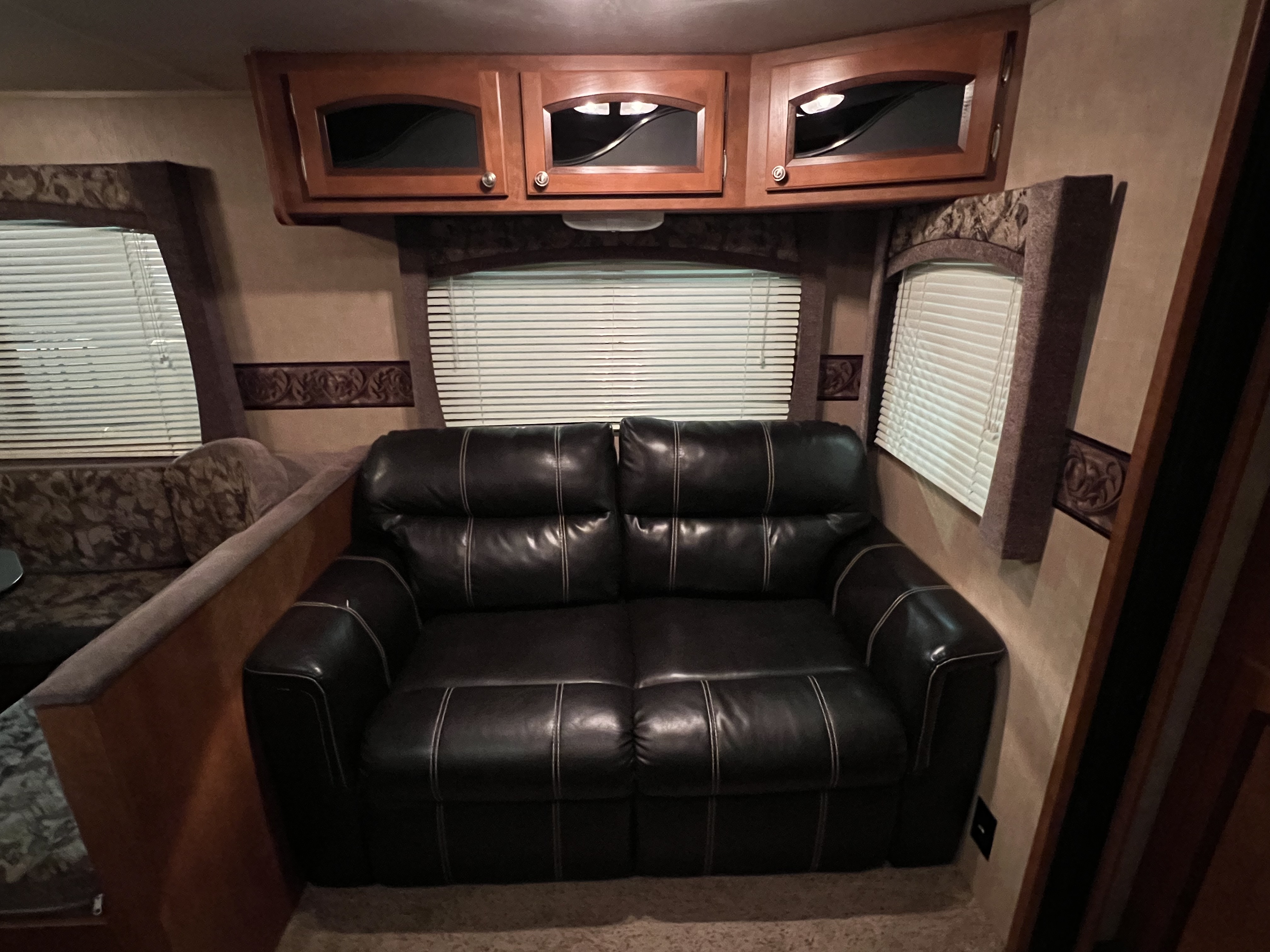 2011 SHASTA REVERE 32BHDS HMS - Image 14