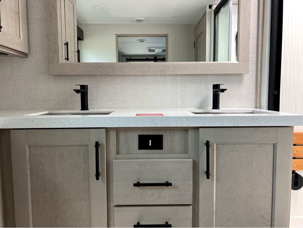 2025 GRAND DESIGN SOLITUDE 382WB - Image 21