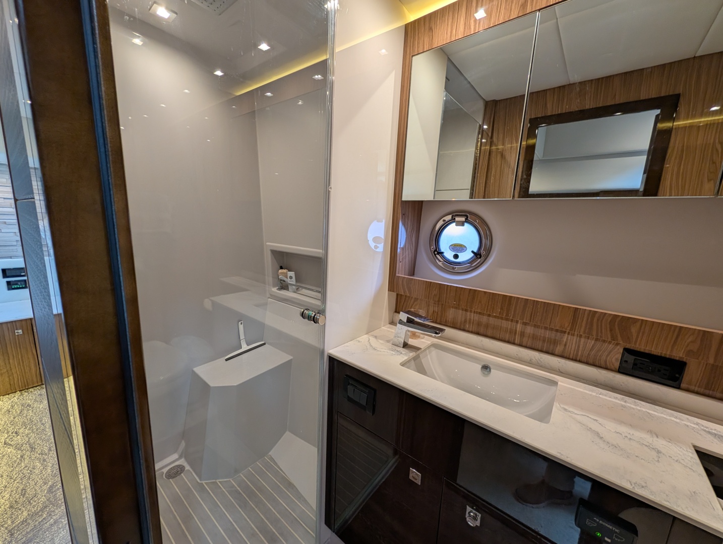 2022 Cruisers Yachts 54 Cantius - Image 38