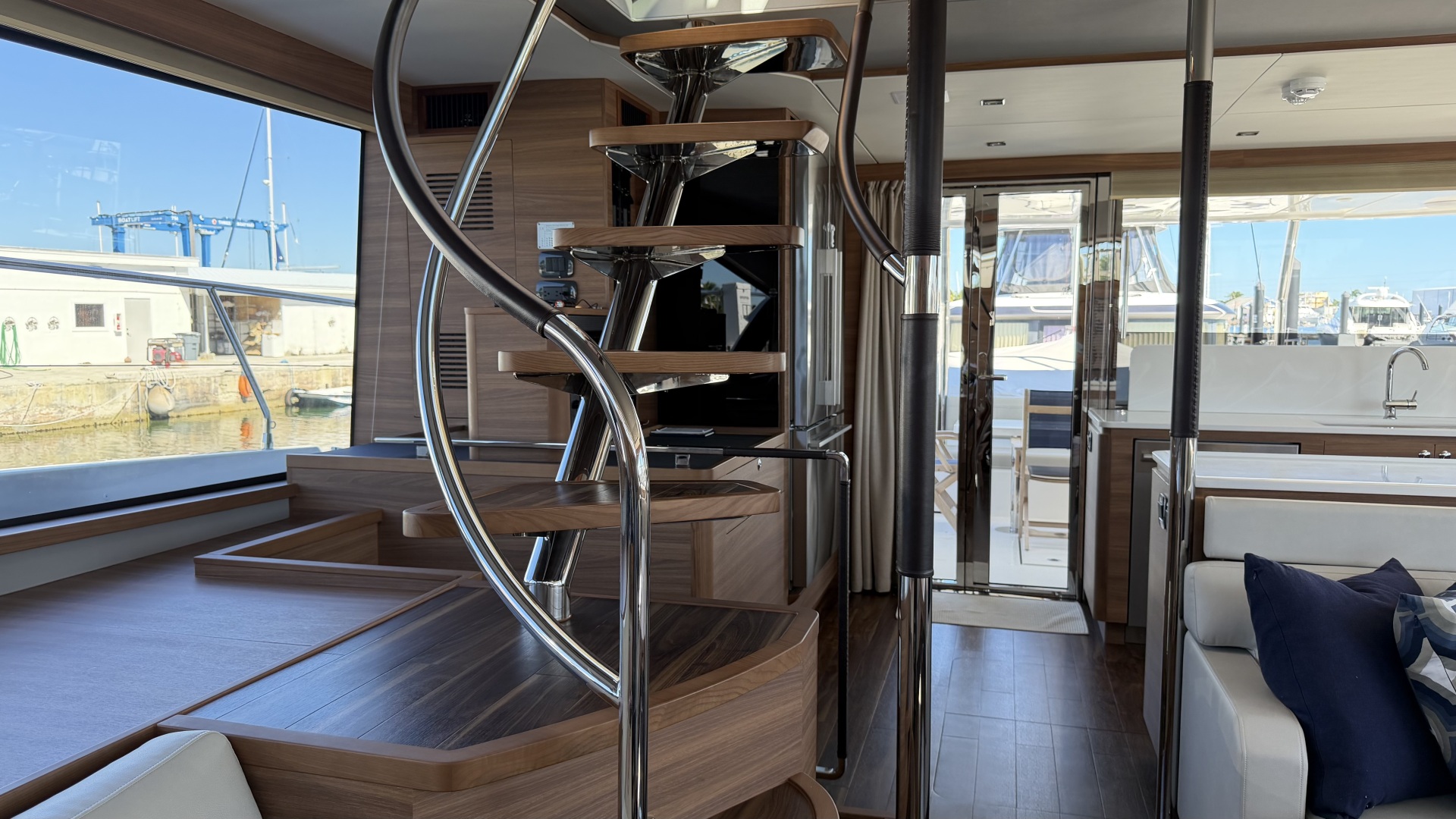 2025 Aquila 54 ENCLOSED BRIDGE - Image 28