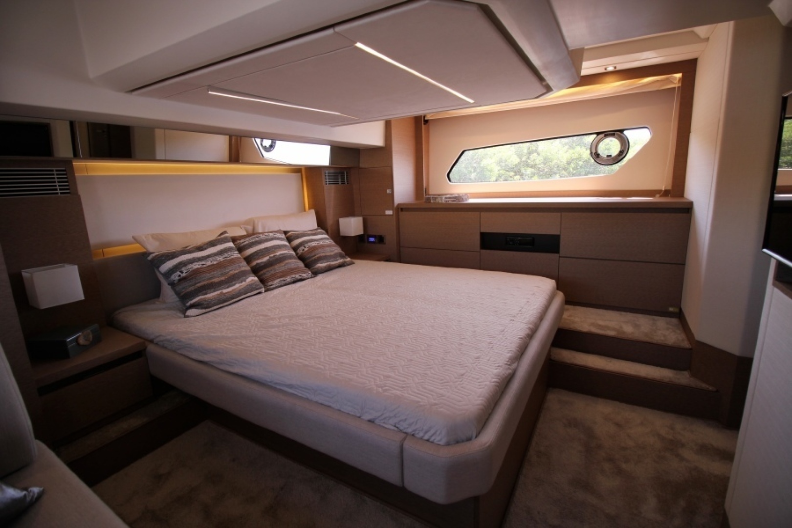2018 Prestige 460 - Image 18
