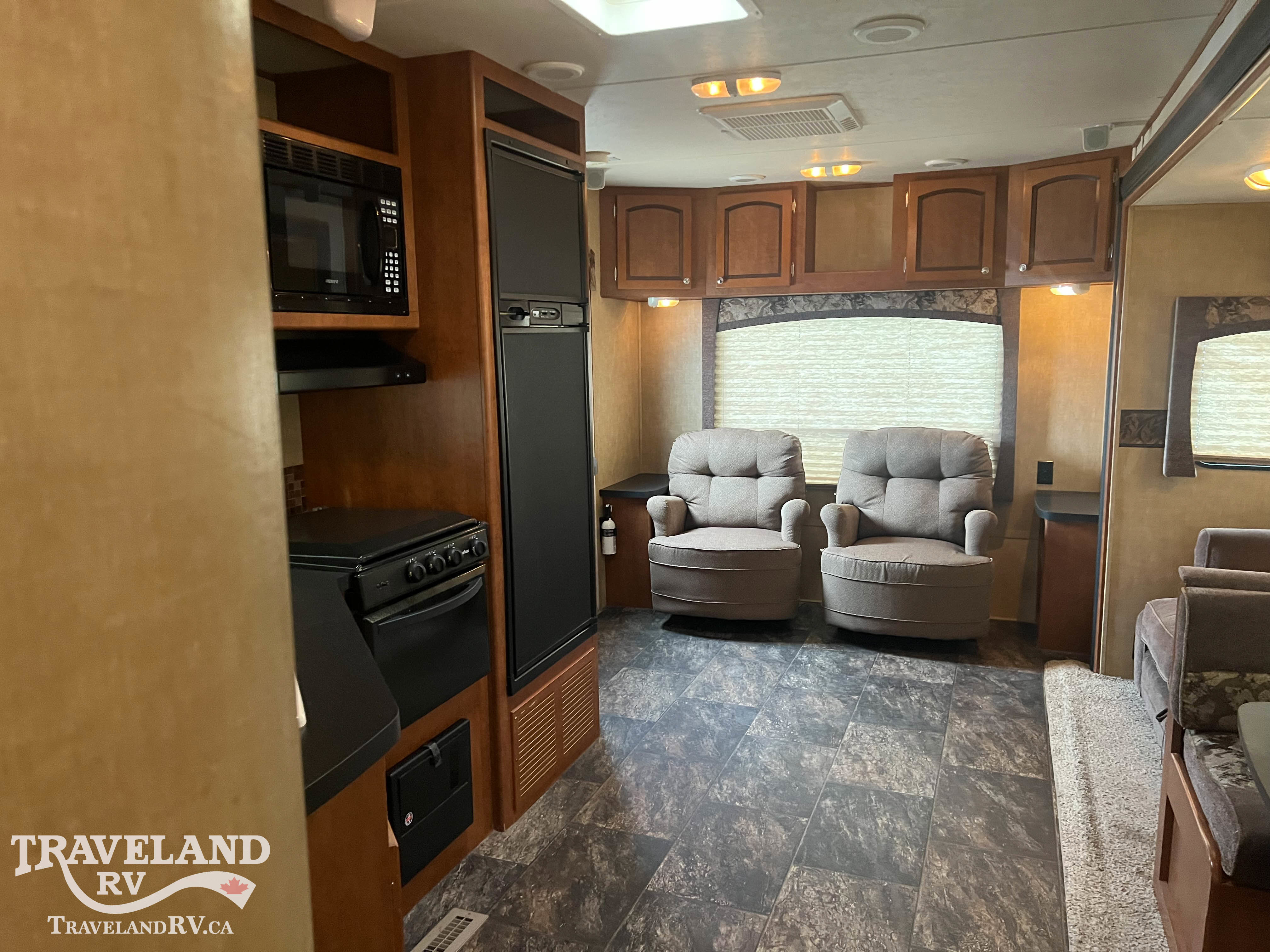 2013 COACHMEN SHASTA REVERE 27RLSS - Image 25
