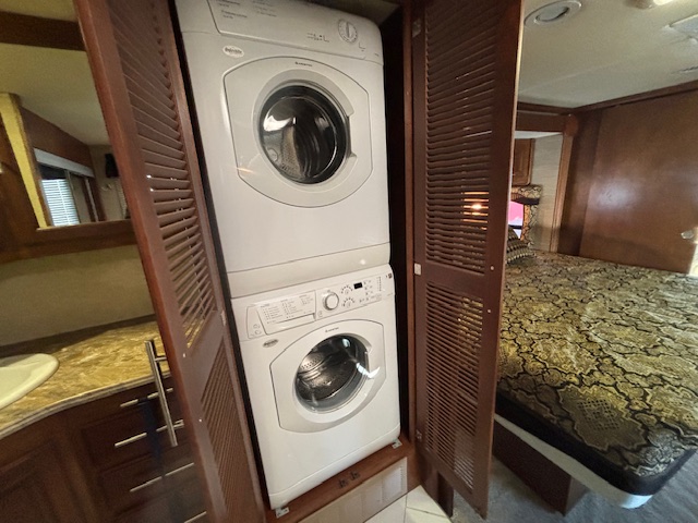 2014 Coachmen Cross Country 404RB - Image 38