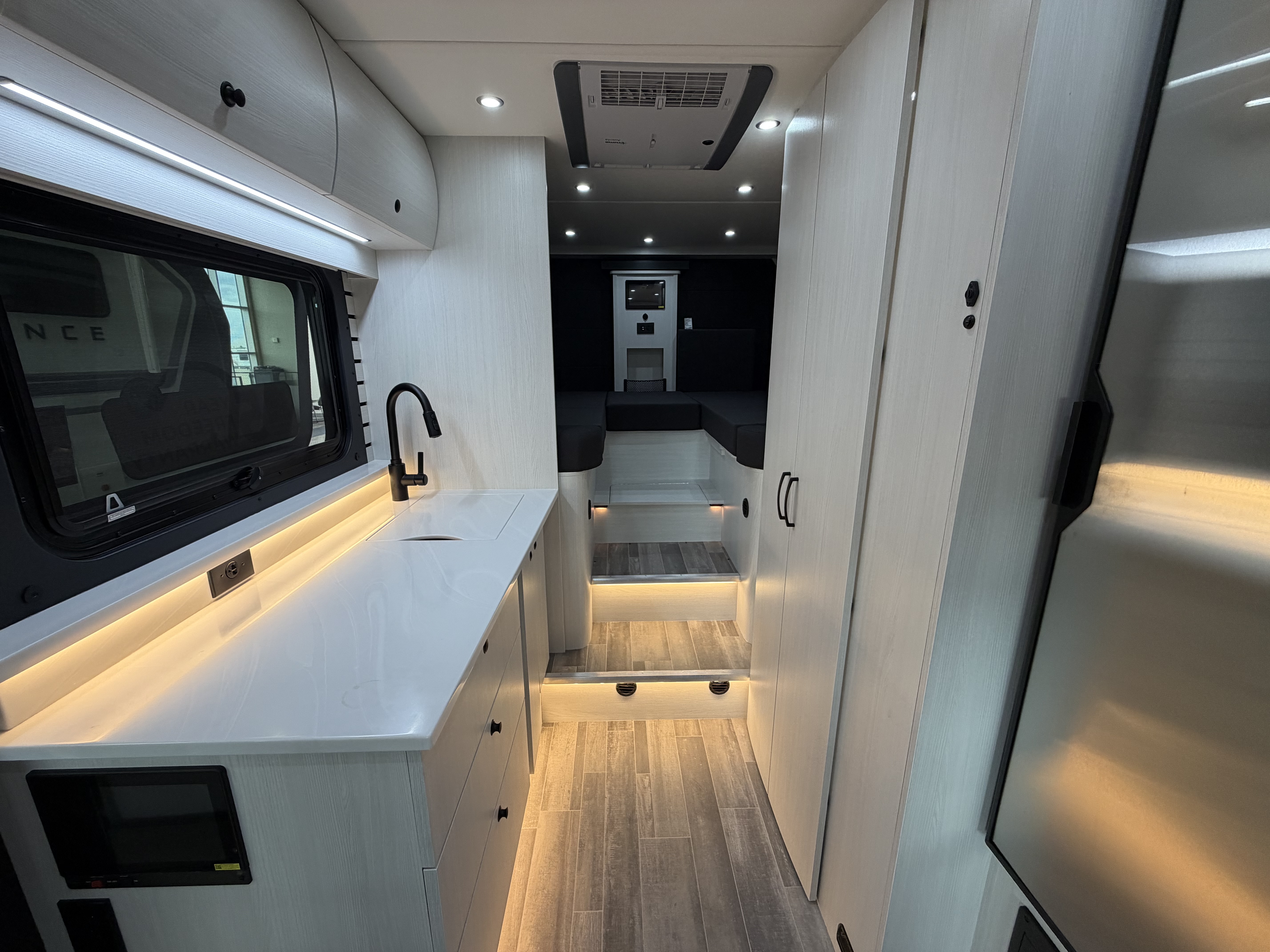 2027 PLEASURE-WAY PLATEAU XL-TW - Image 3